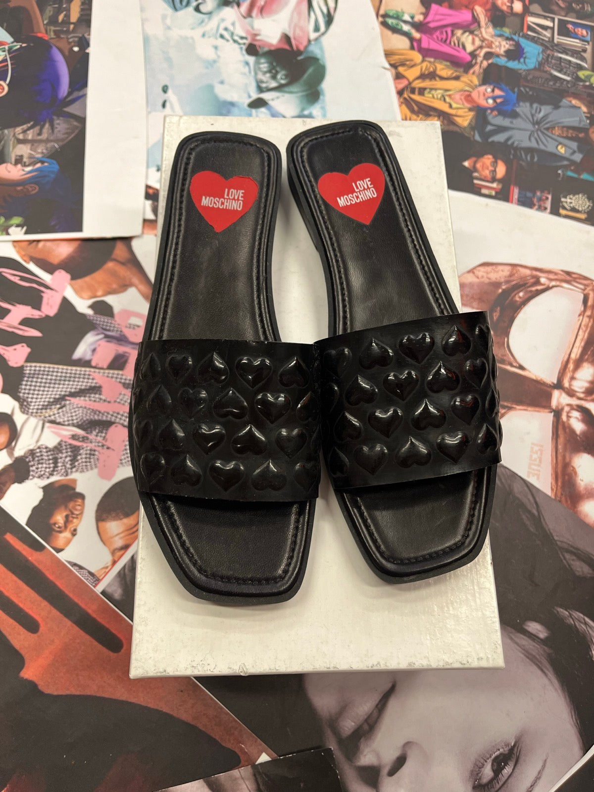 (37) Love Moschino černé kožené nazouváky se srdíčky
