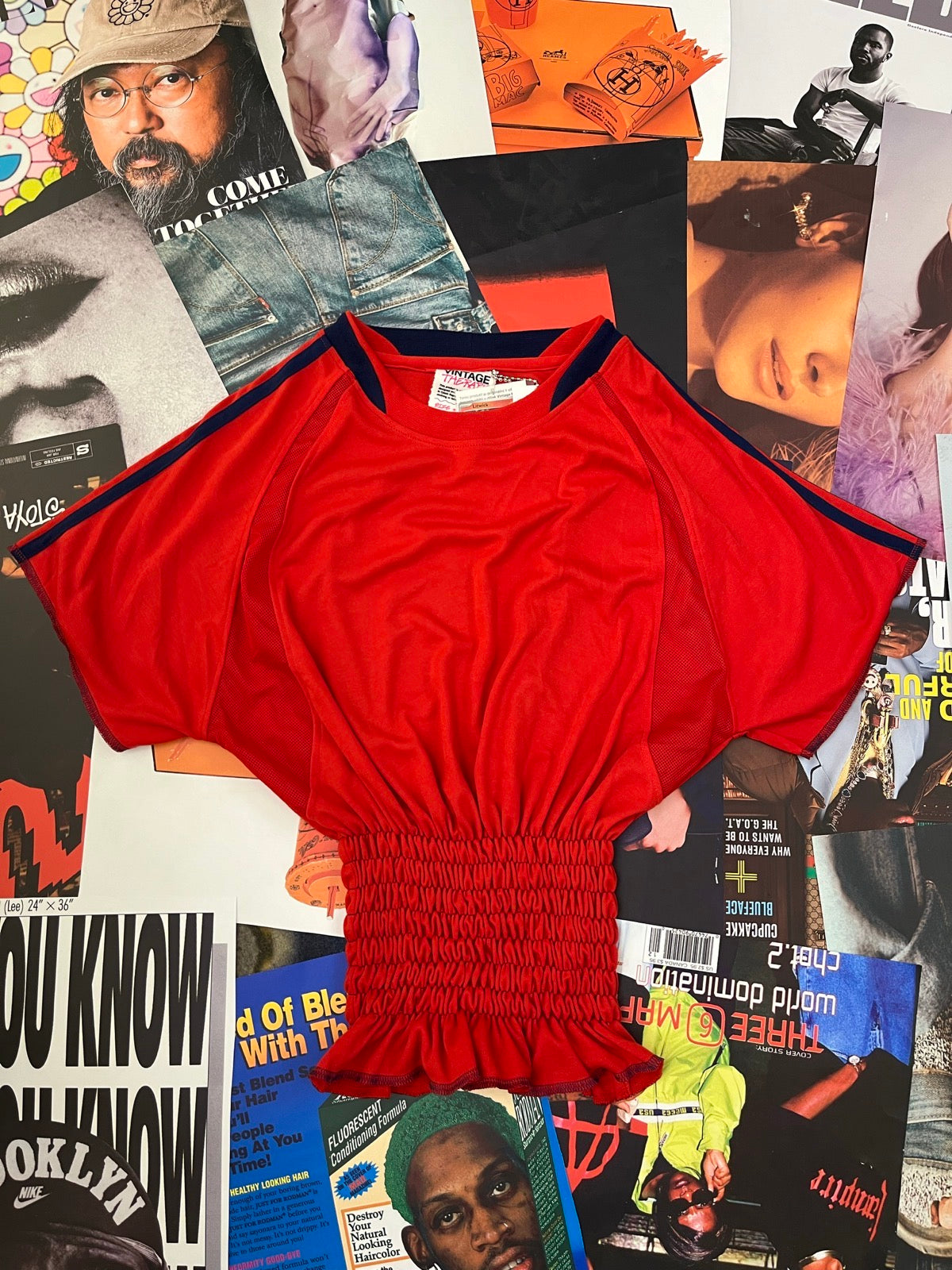 (XL) Červené reworked sportovní tričko se žabičkováním, tmavě modrými detaily a síťovanými panely