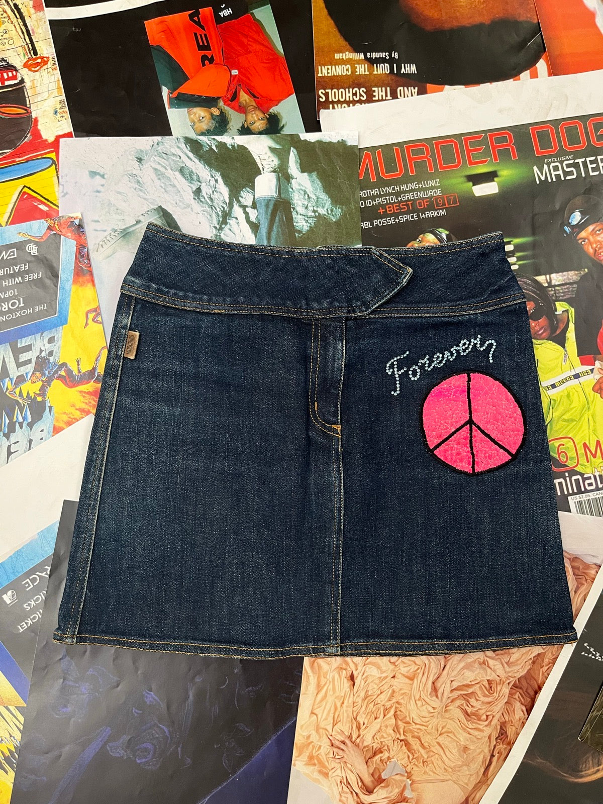 (XS) Moschino jeans tmavě modrá denimová mini sukně s růžovou peace výšivkou, dámská