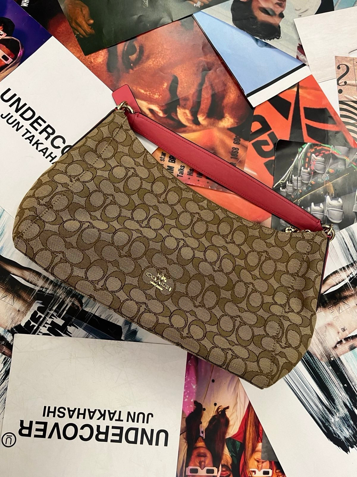 Coach kabelka hnědá s monogramem, zlatým logem Coach a korálovým popruhem a vnitřkem (dva popruhy)