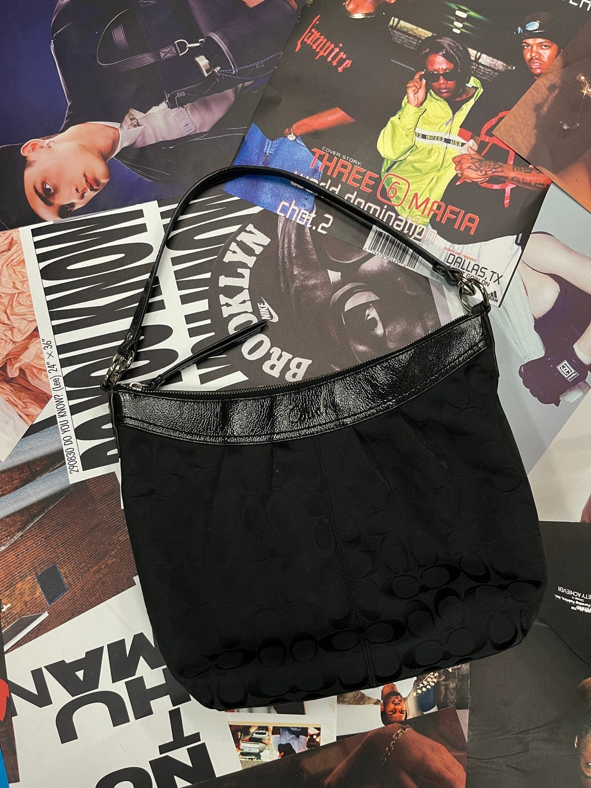 Coach kabelka větší černá s monogramem značky a černými lesklými prvky – součástí crossbody popruh