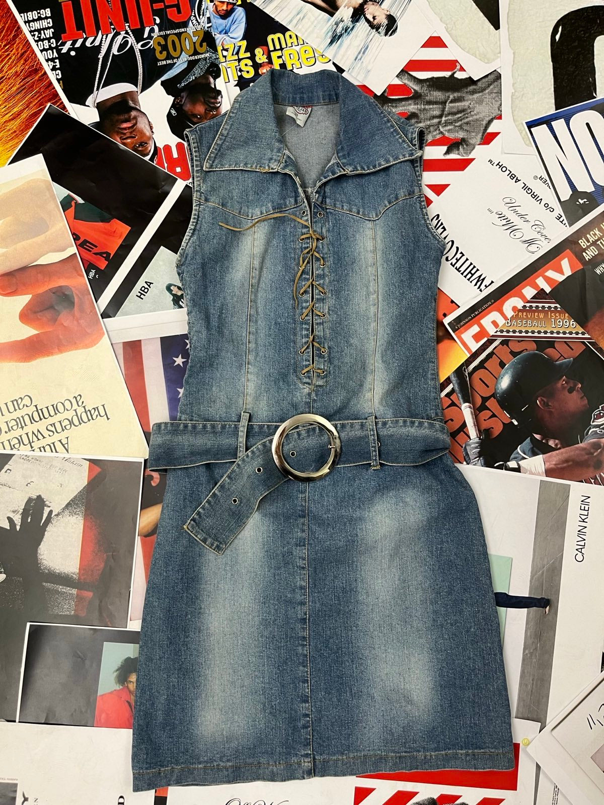 (M) Direjan ŠATY džínové světlý denim na zavazování s páskem se stříbrnou sponou