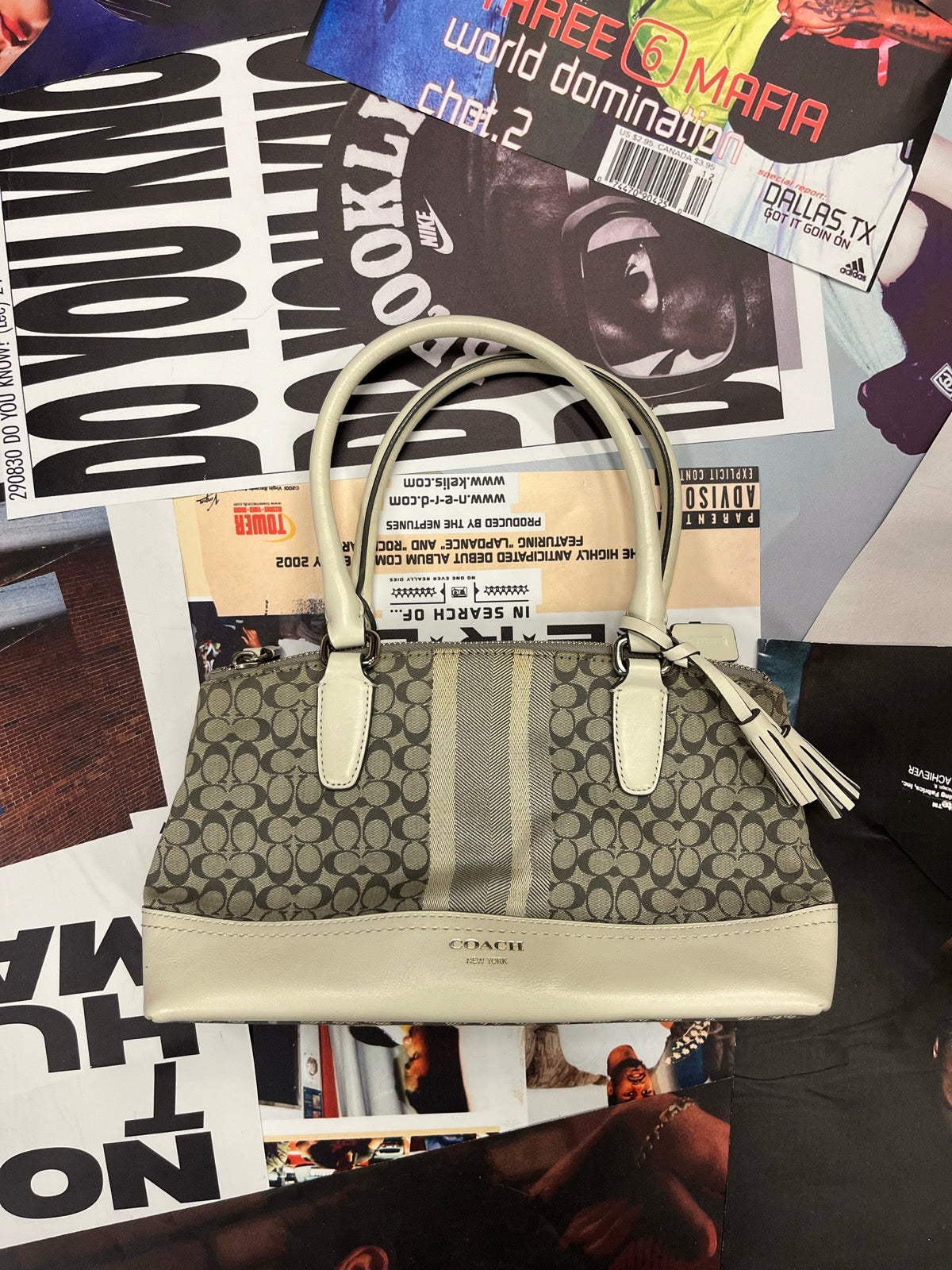 Coach kabelka malá světle šedá s monogramem značky