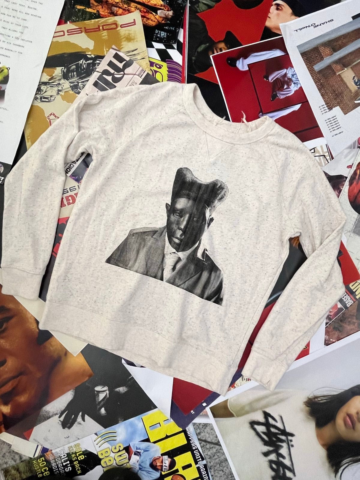 (M) 1of1 CREWNECK světle béžový s barevnými tečkami s černým sítotiskem Tyler, the Creator