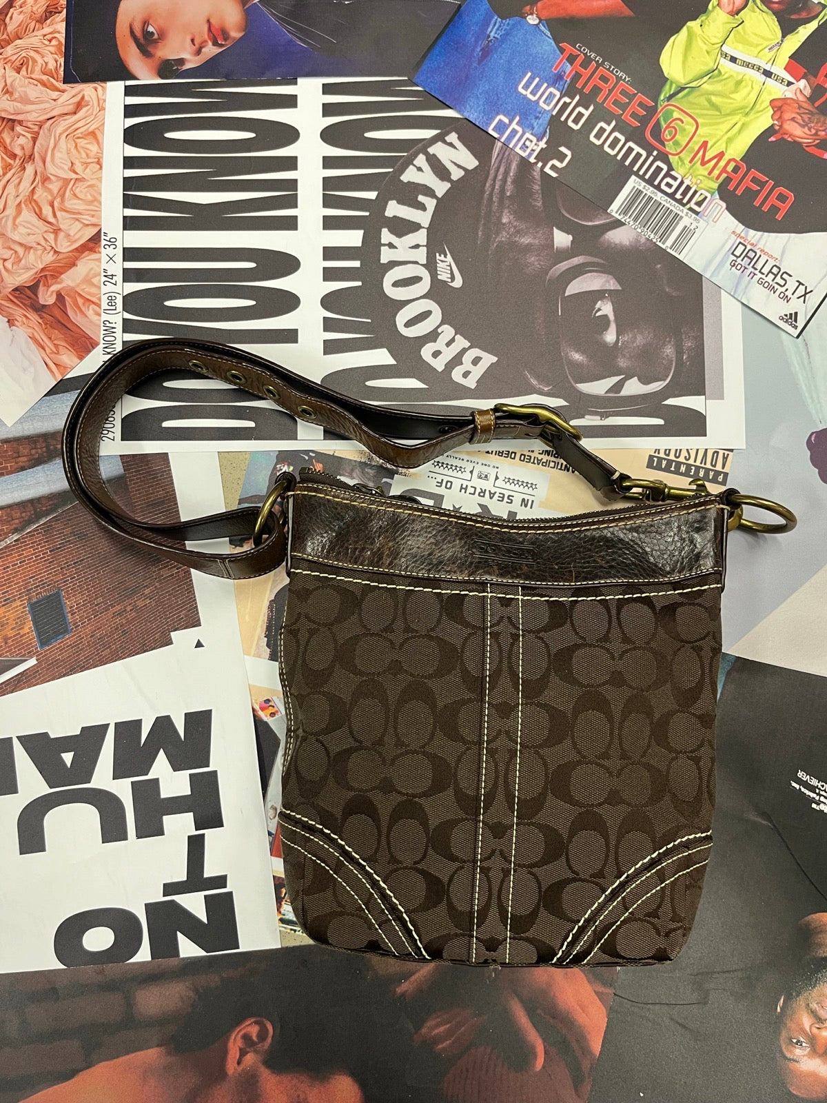 Coach kabelka přes rameno tmavě hnědá s monogramem značky a béžovým stitchingem