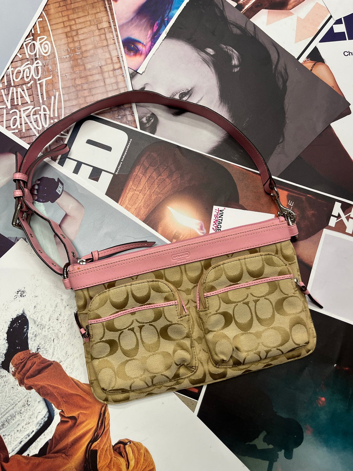 Coach kabelka shoulder béžová se světle růžovými prvky a monogramem značky