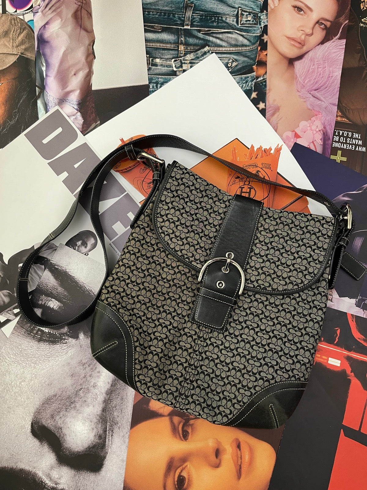 Coach crossbody šedá kabelka s černými prvky, monogramem značky a stříbrnou přezkou