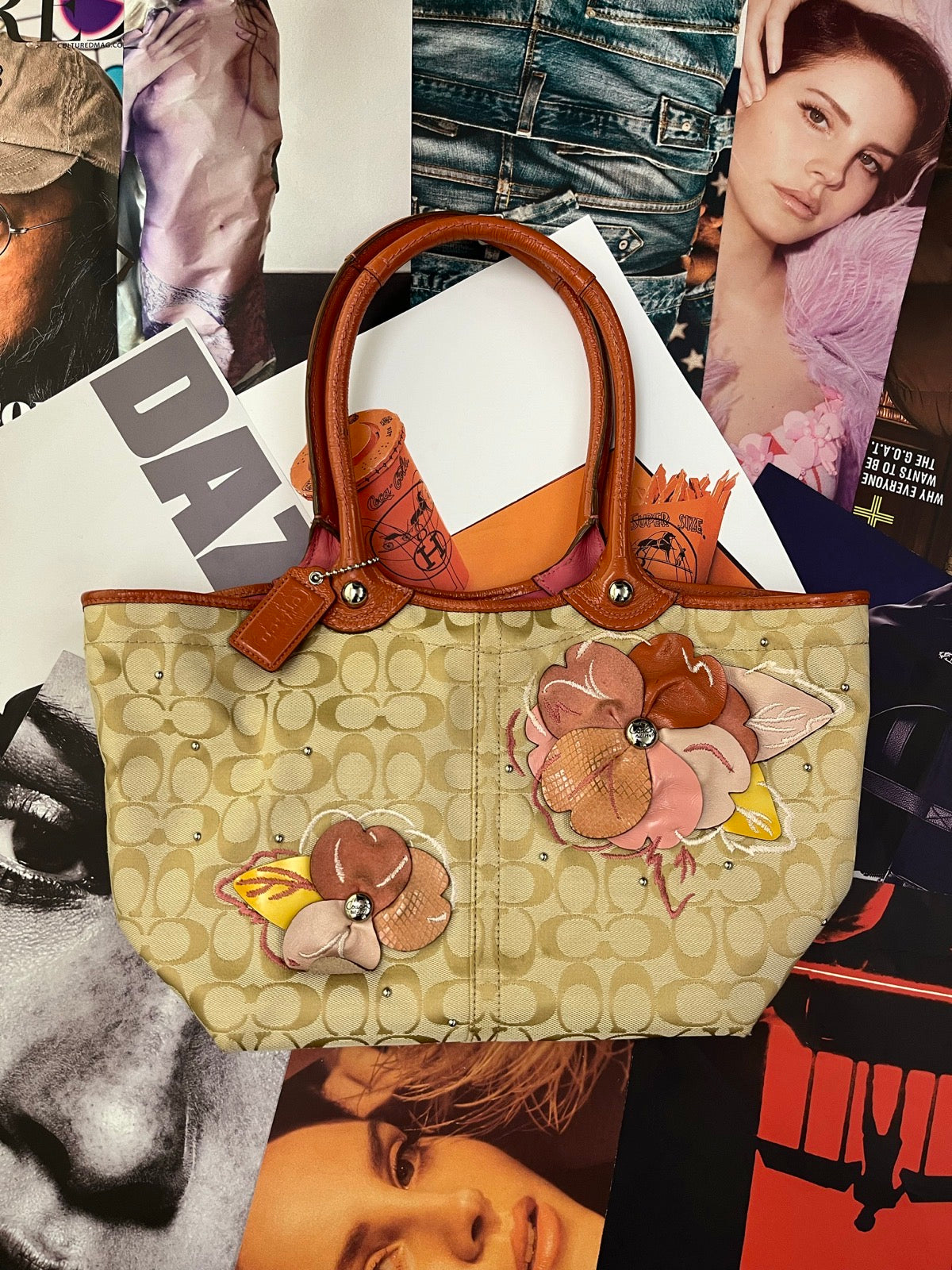 Coach kabelka větší béžová s monogramem značky a pastelovými květinami