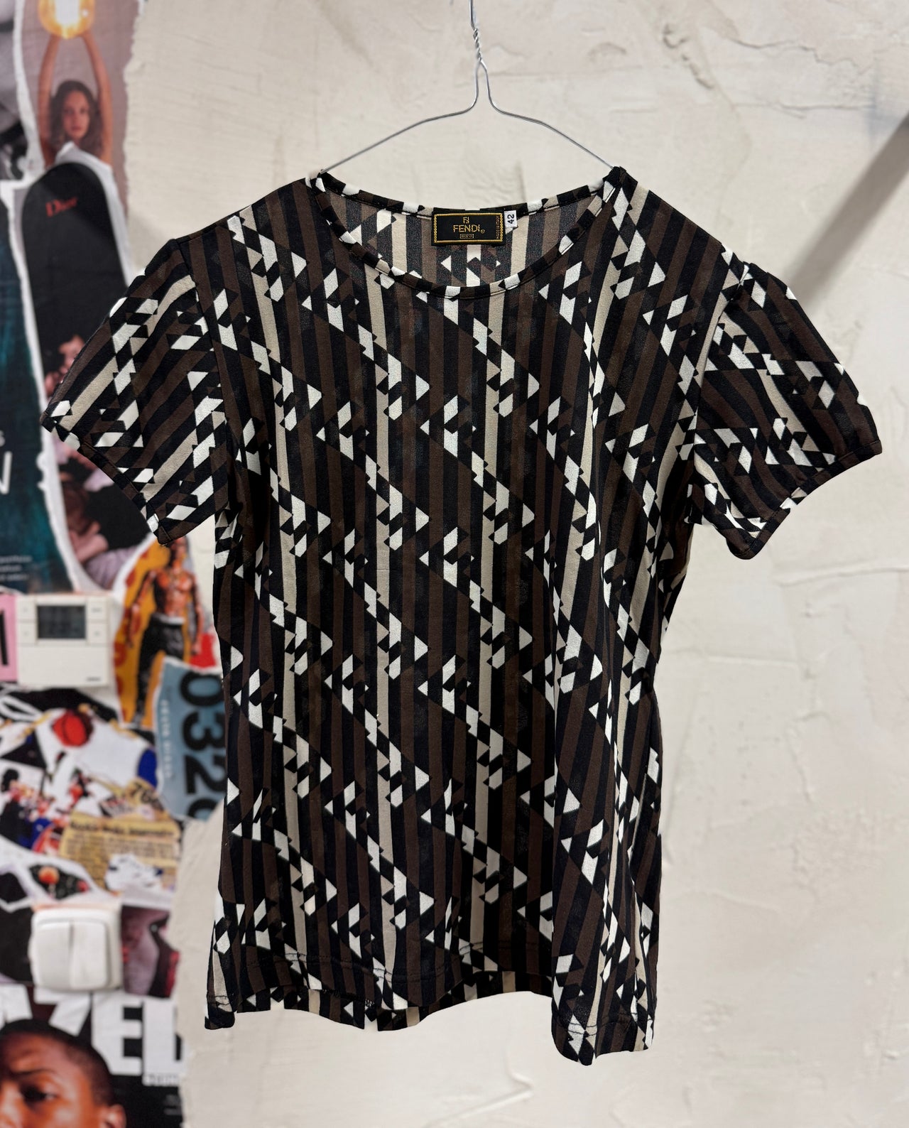 (S) Fendi top s monogramem hnědo–černý krátký rukáv