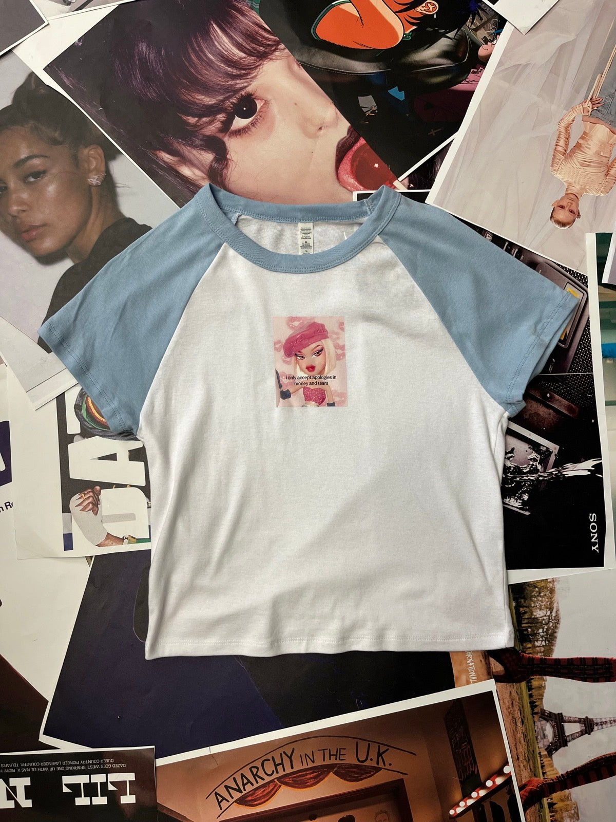 (XL) 1of1 baby tee bílé s modrými rukávy Bratz Wake up, it`s 2026