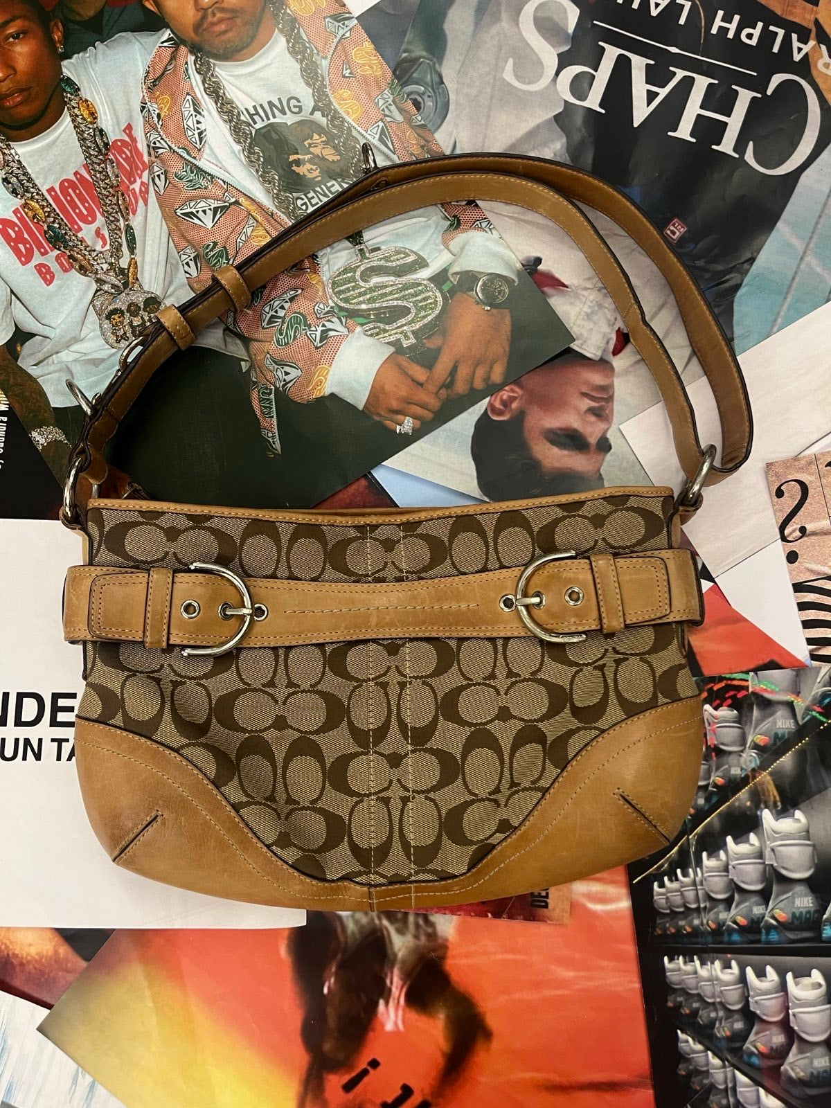 Coach kabelka béžová s monogramem Coach hnědou koženou přeskou s kov. detaily a koženým popruhem