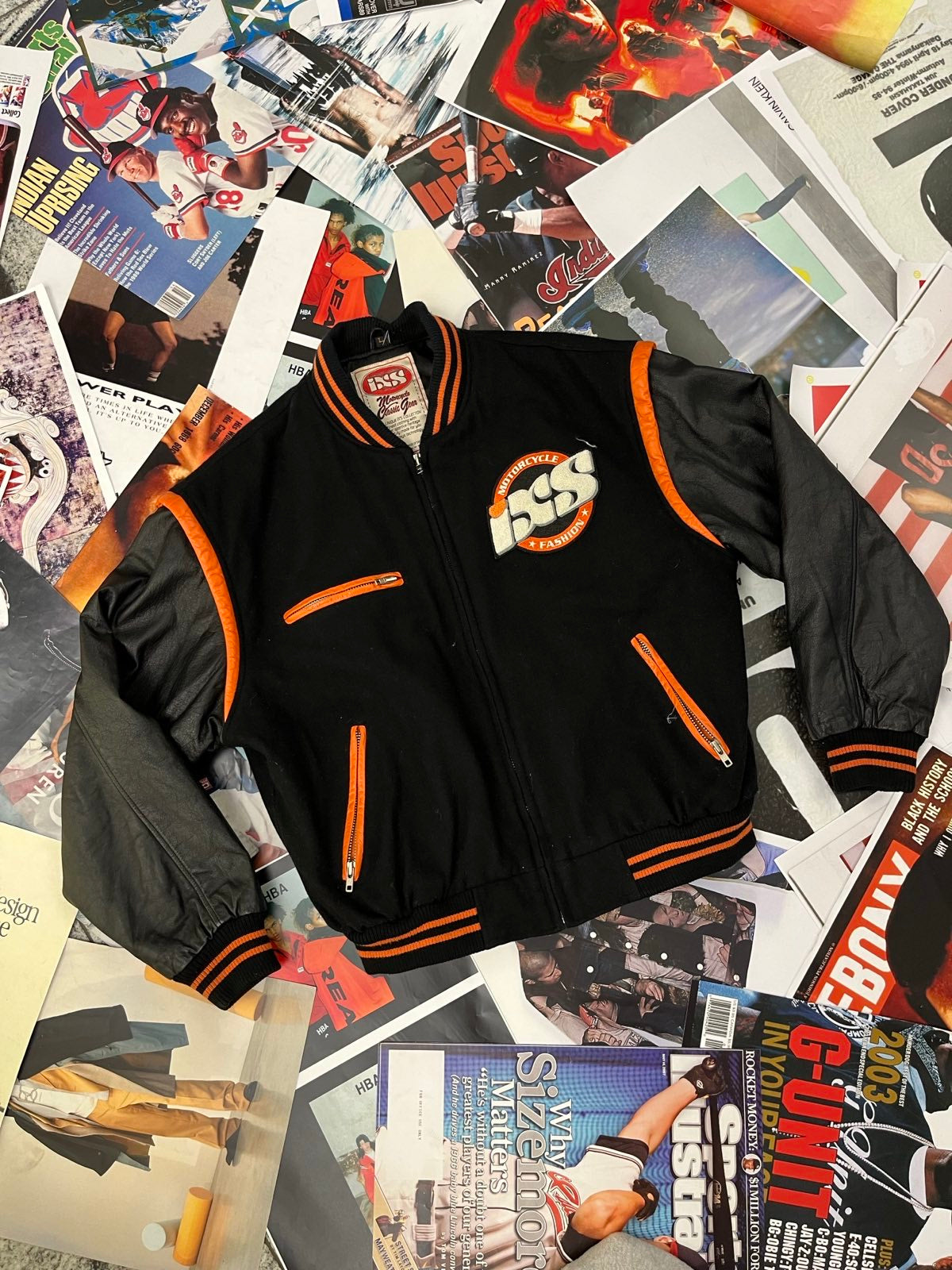 (L) IXS Varsity Jacket černá s koženými rukávy s logem IXS na zádech