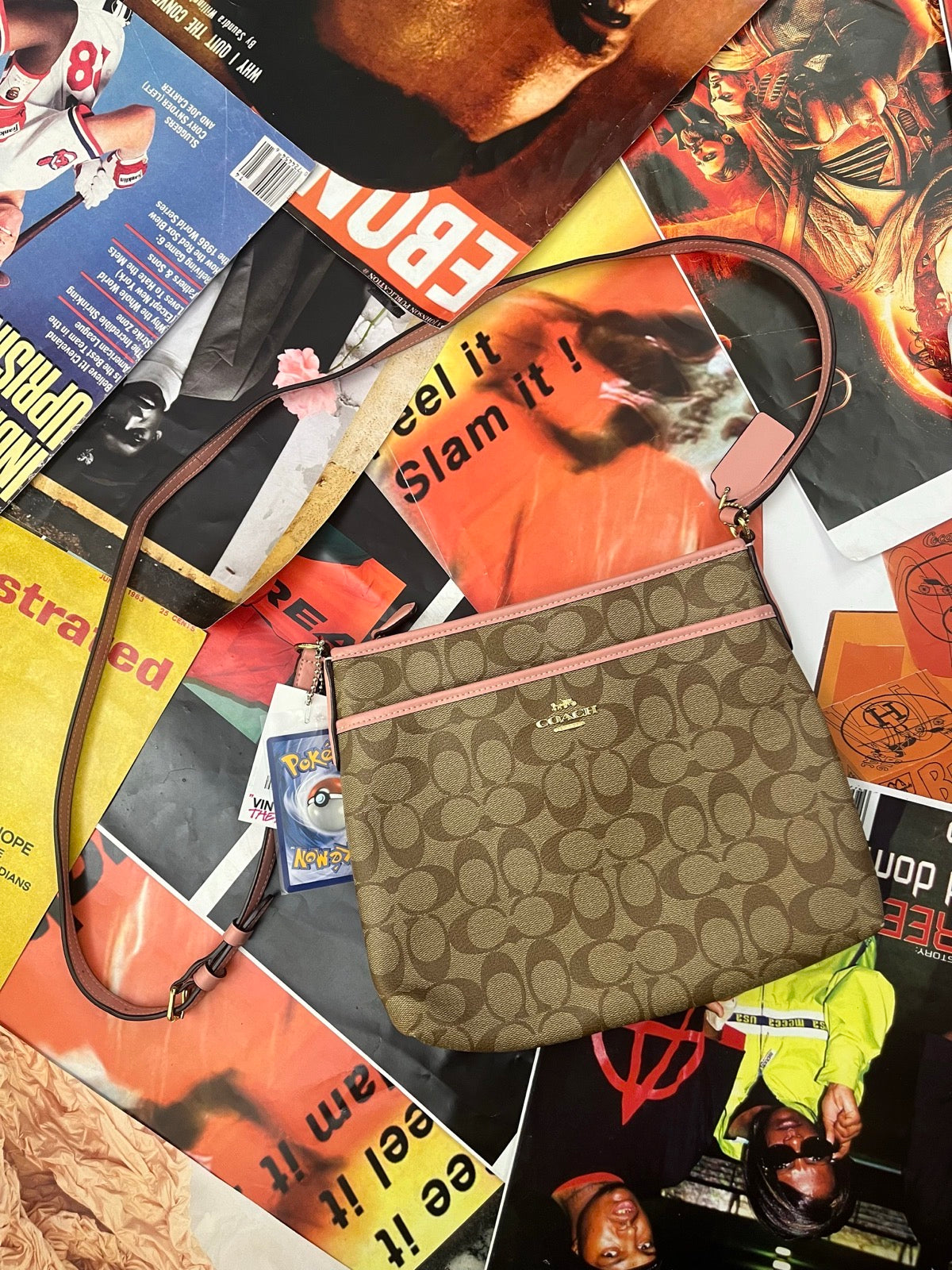 Coach kabelka crossbody hnědá s monogramem značky a růžovými prvky