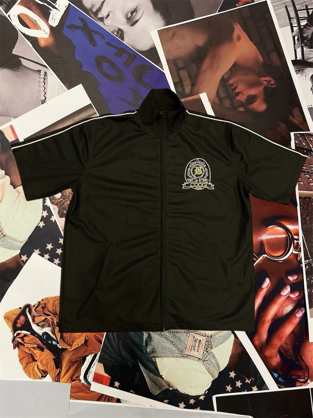 (2XL) Coogi černé mikinové triko na zip, zlato-bílá grafika na zádech