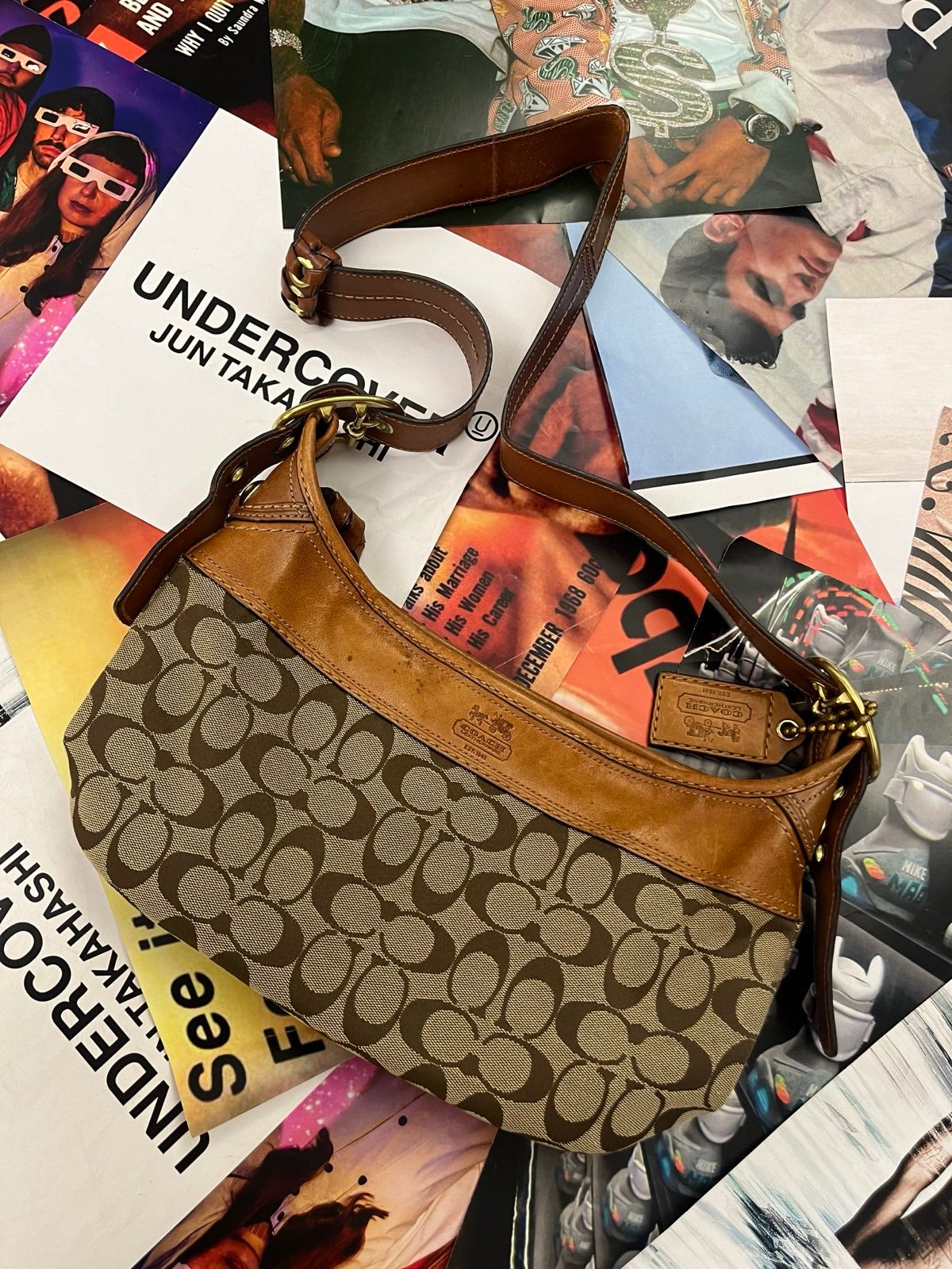 Coach kabelka hnědá s monogramem a koženým vrškem a popruhem