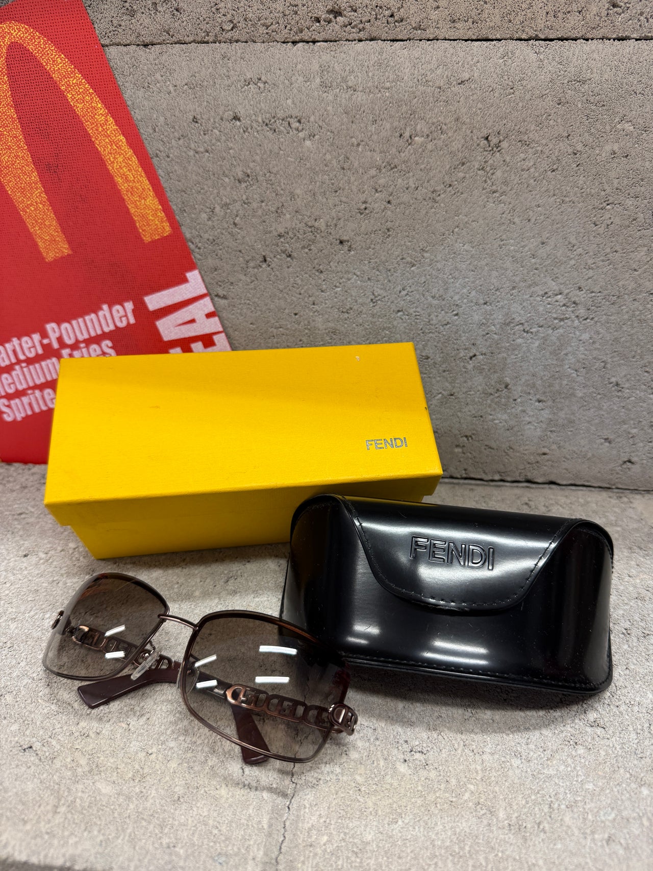 Fendi sluneční brýle hranaté s kovovými nožičkami loga značky FD