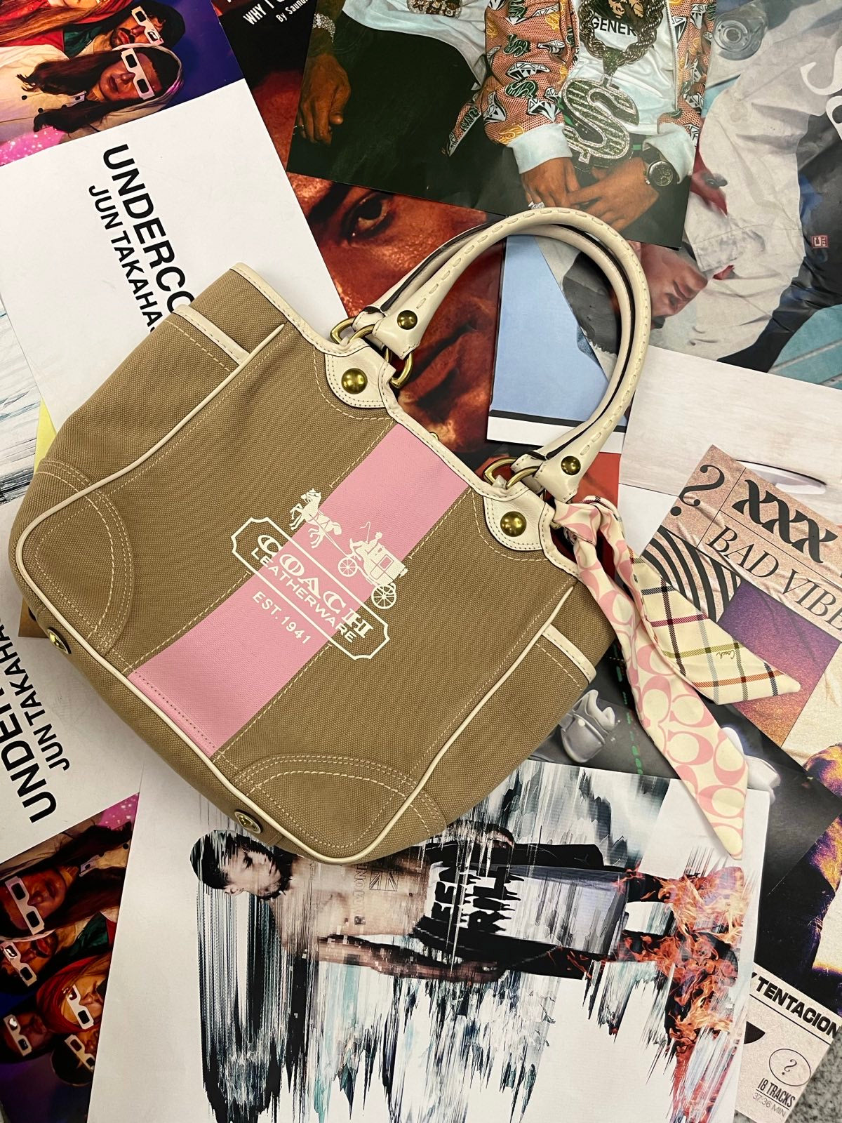 Coach kabelka světle hnědá s růžovým pruhem a šátky Coach, uvnitř kostkovaná