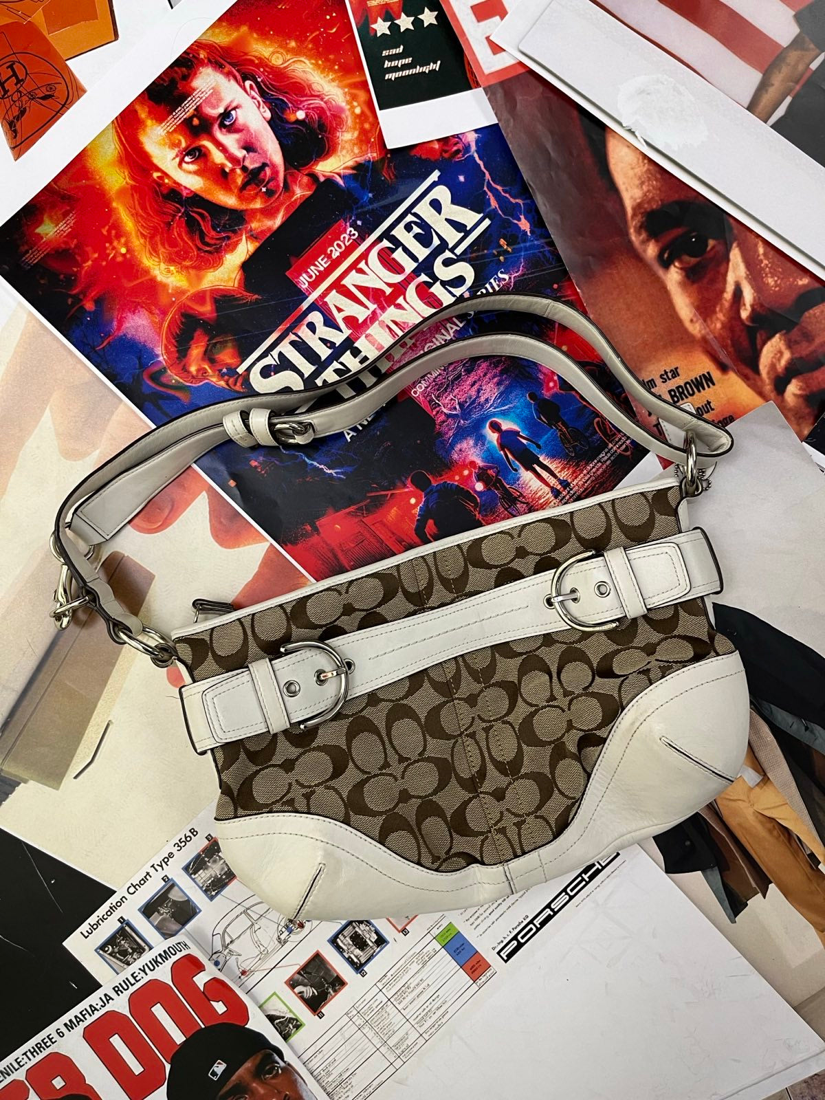 COACH kabelka tmavě béžová s monogramem, bílými detaily a přezkami