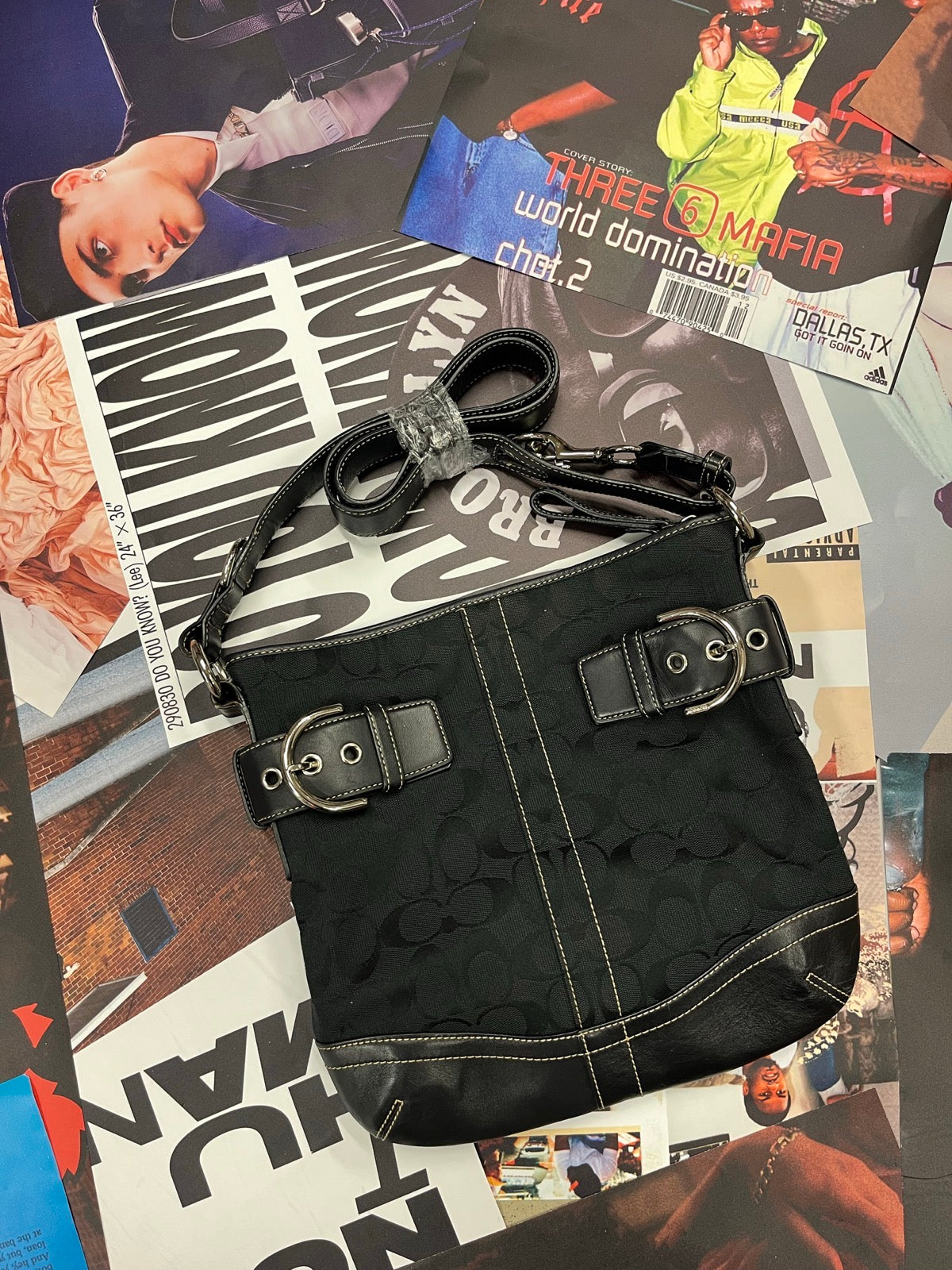 Coach kabelka Soft Duffle Signature černá s monogramem značky, černými koženými prvky a stříbrnými přezkami