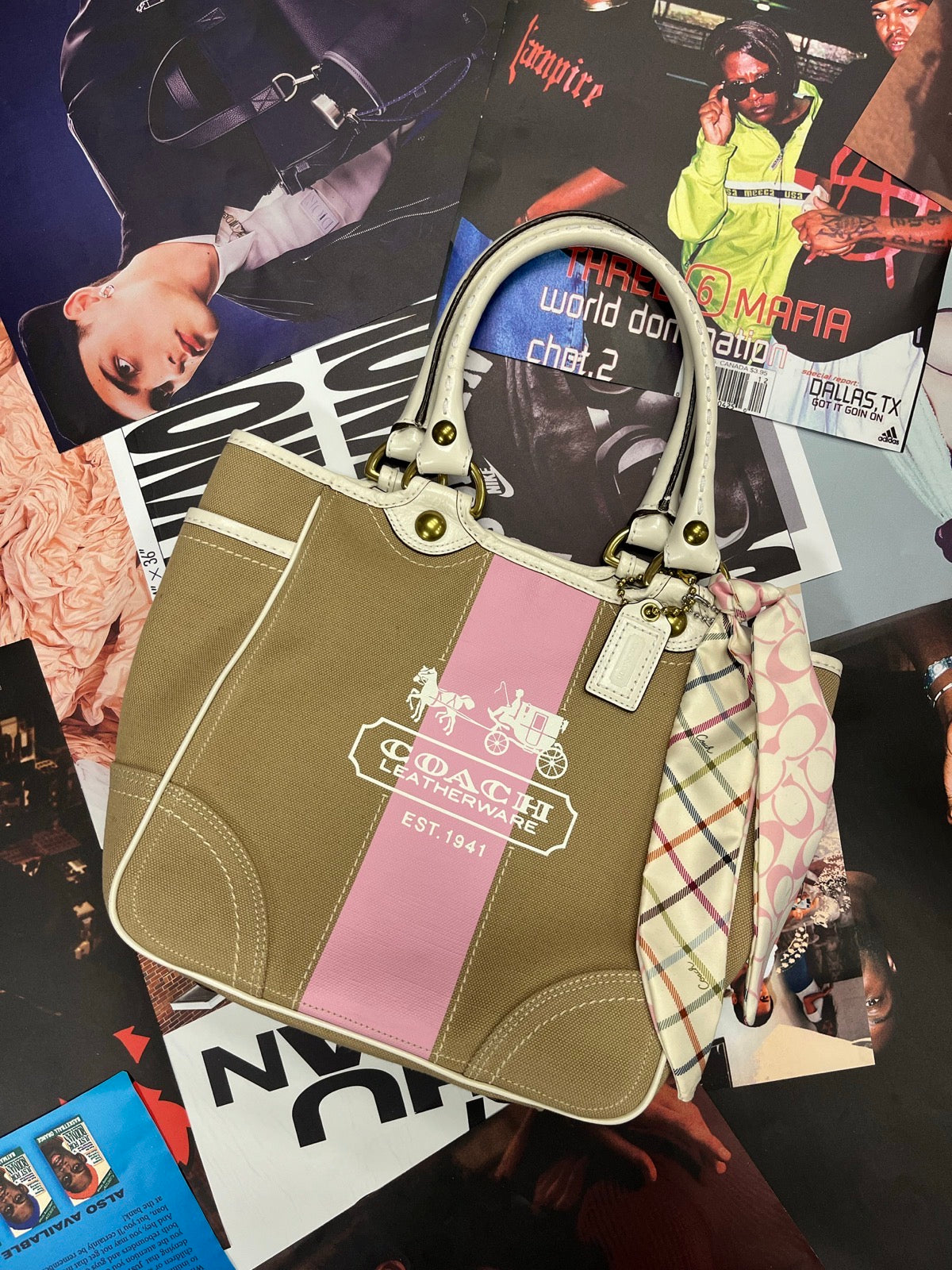 Coach tote bag béžový canvas s bílými koženými prvky, růžovým pruhem a bílým nápisem Coach