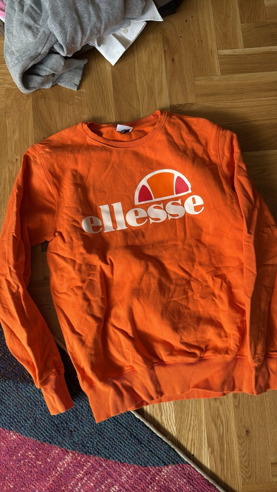 Ellese crewneck oranžový pánský s logem na hrudi L