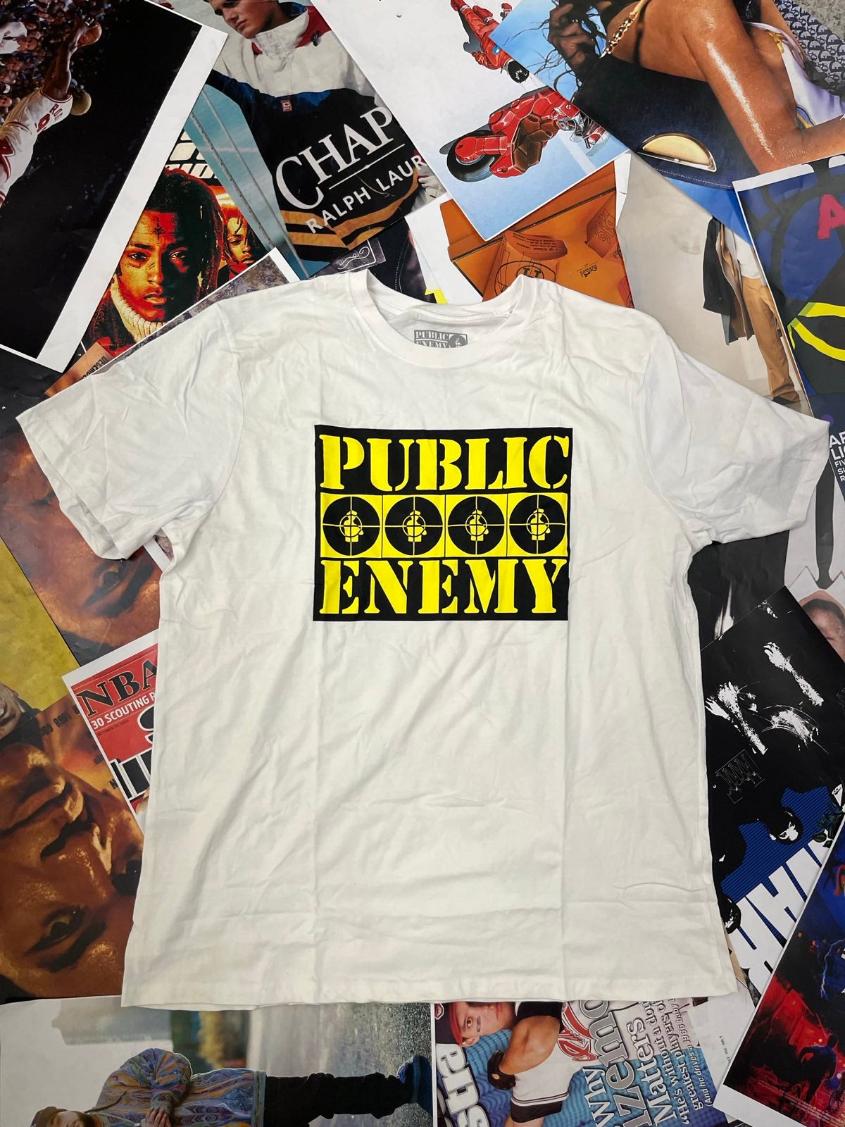 Public Enemy TRIKO bílé se žlutým nápisem v černém rámečku