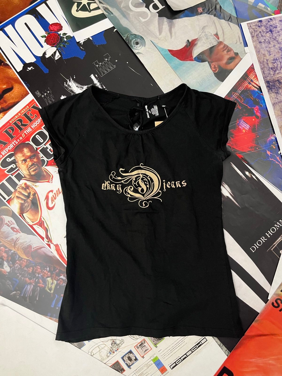 (M) DKNY Jeans TRIKO dámské černé s béžovým nápisem a zavazováním na zádech