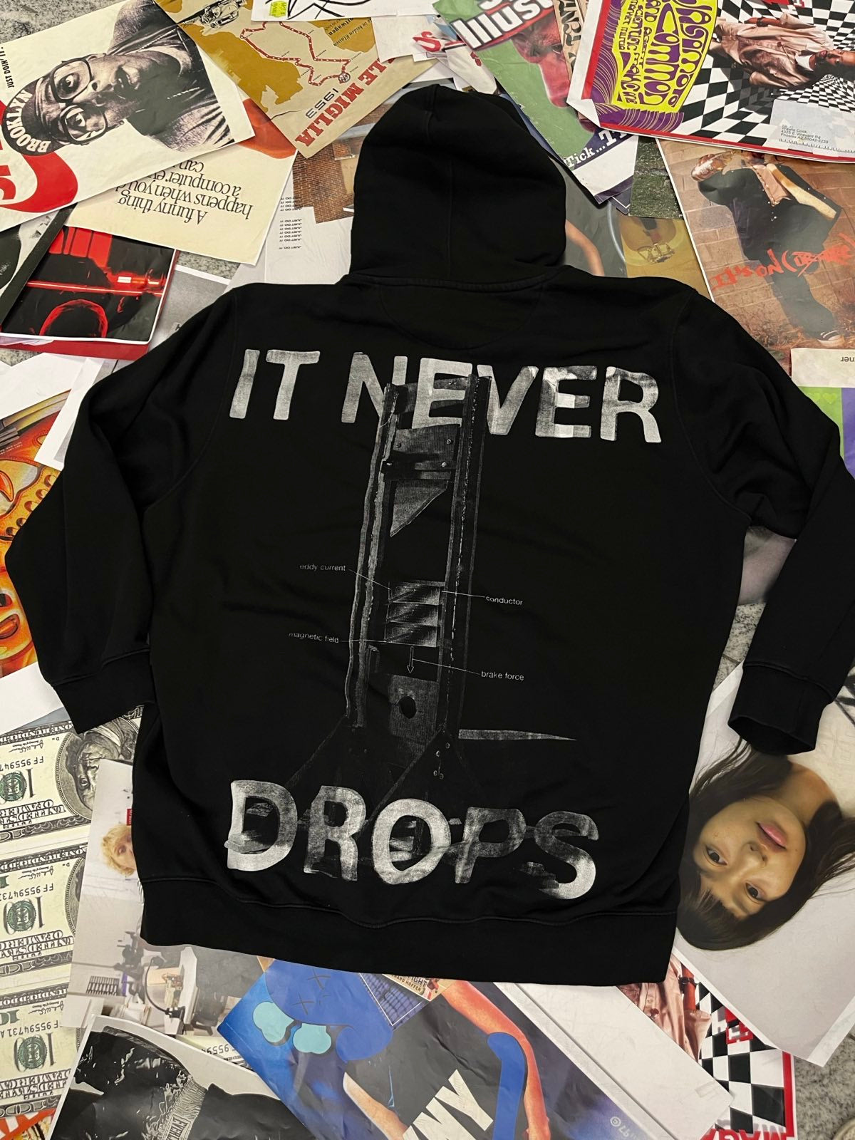 MIKINA černá na zip, na zádech potisk IT NEVER DROPS 5XL