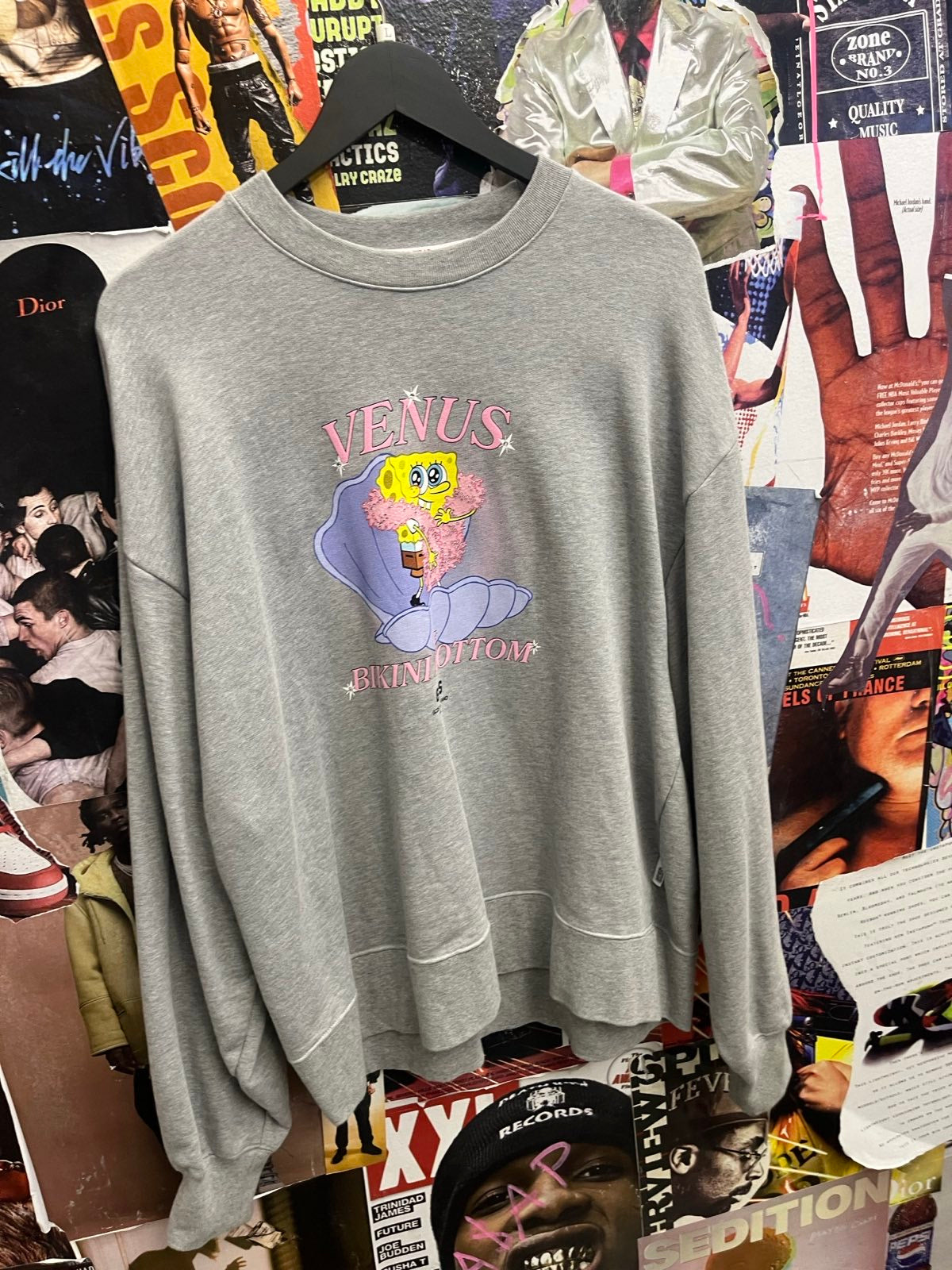 GCDS crewneck šedý s potiskem spongebob VENUS OF BIKININ BOTTOMS L