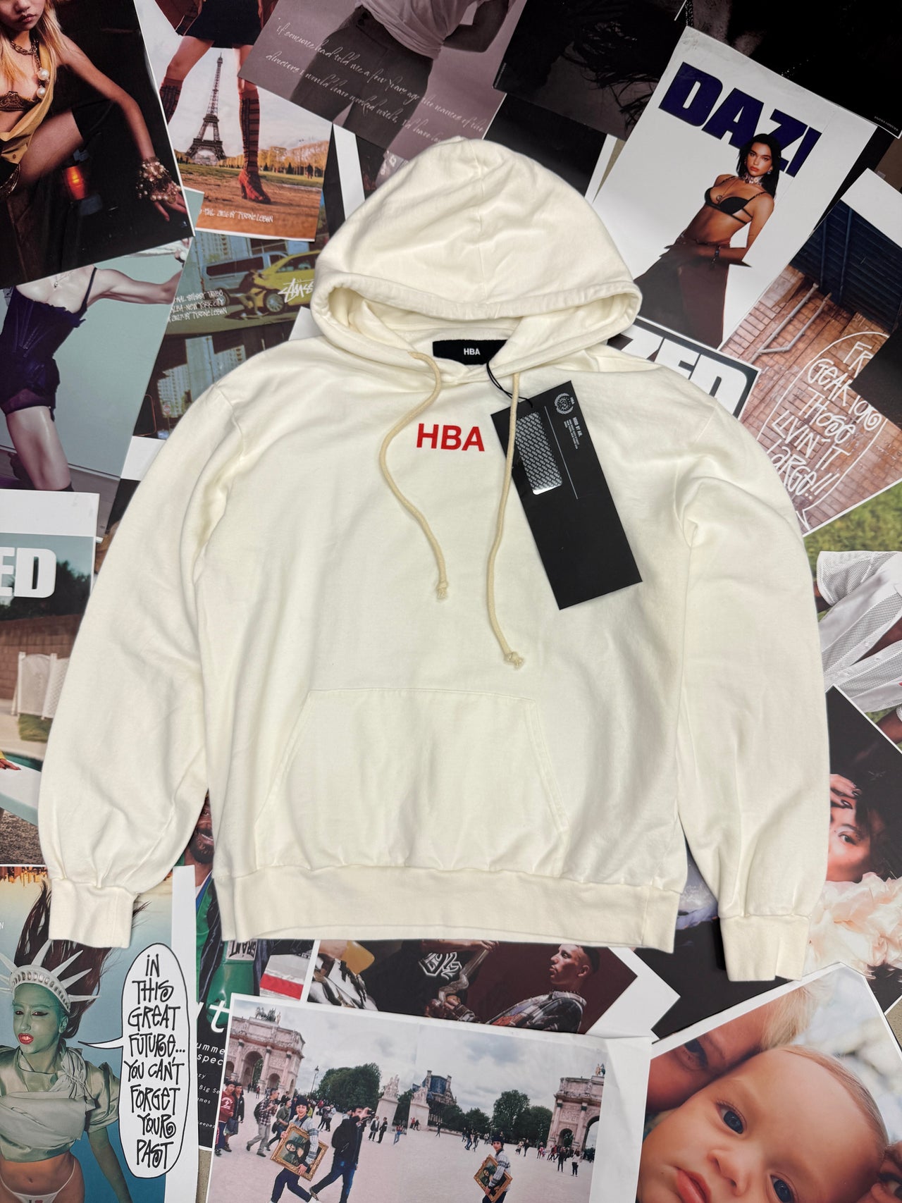 (M) HBA mikina béžová s červeným logem na hrudi a terčem na zádech