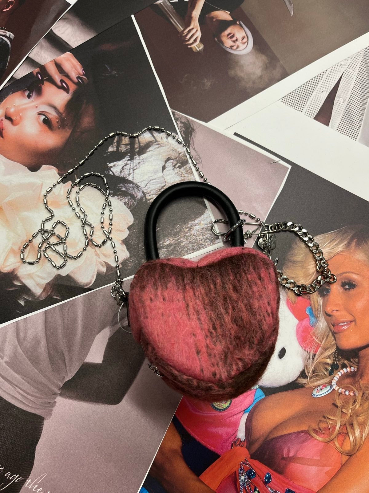 Růžová mini kabelka chlupatá ve tvaru srdce s řetízkem