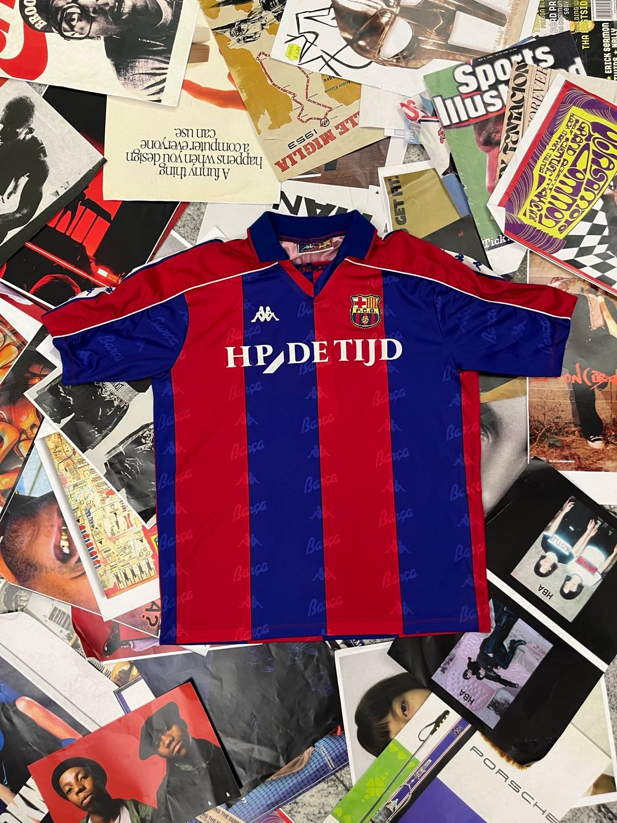 FCB Kappa DRES pruhovaný červeno modrý s bílým nápisem HP DE TIJD na přední straně XL