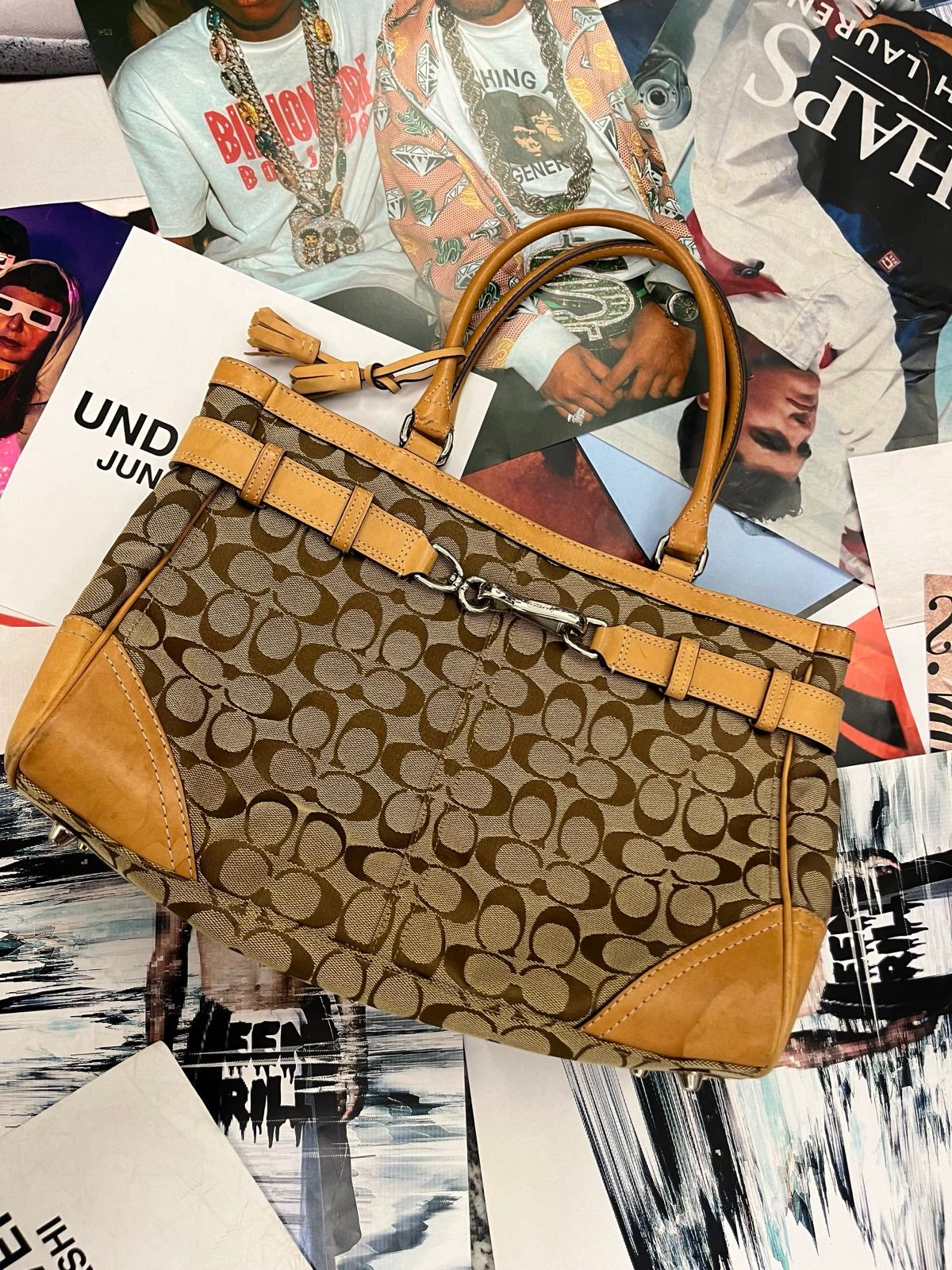 Coach kabelka hnědá s monogramem velká s kůží a hnědým vnitřkem