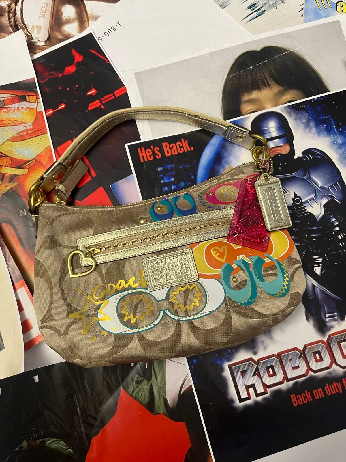 COACH kabelka malá zlatá s barevnou grafikou