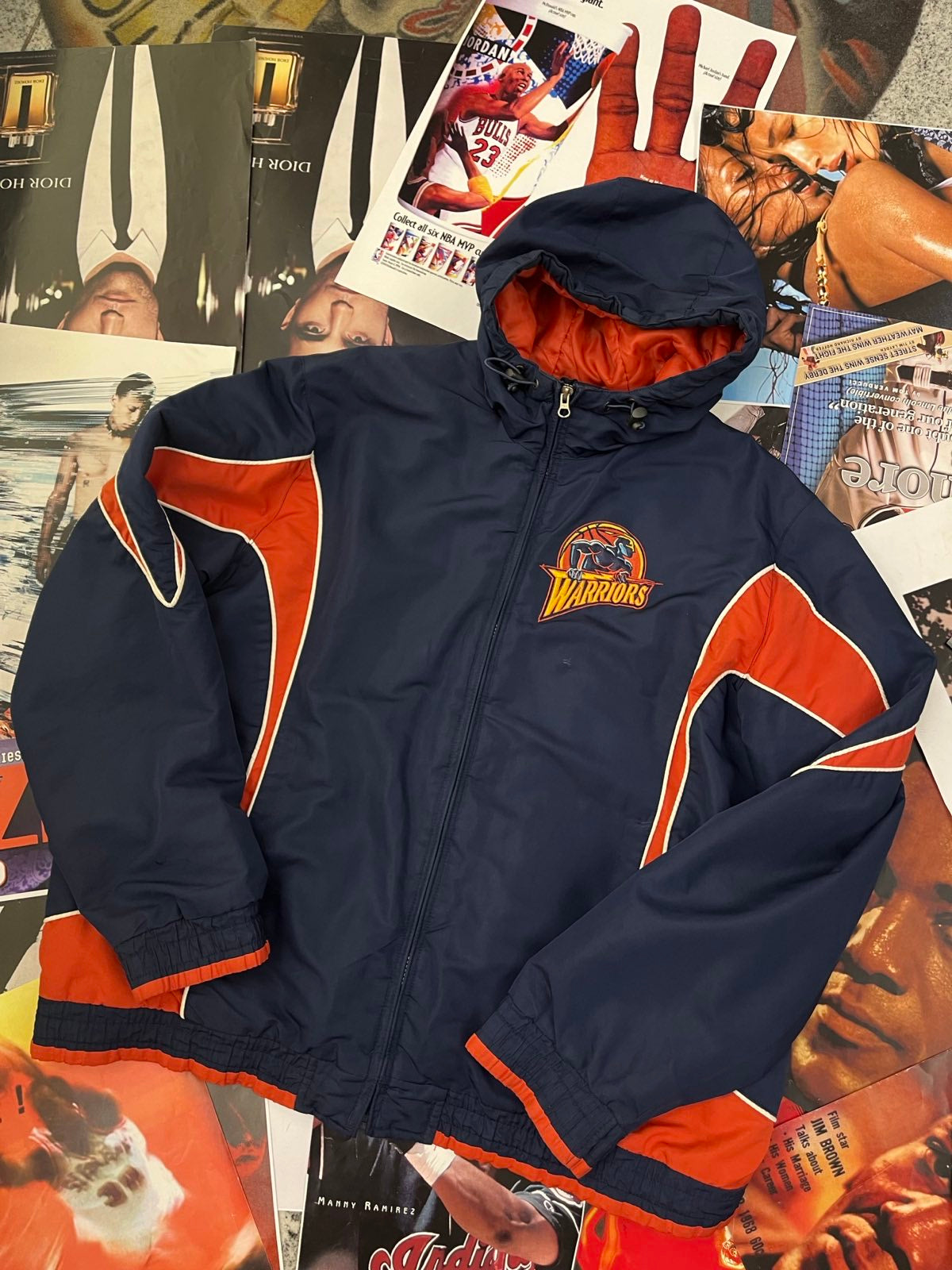 NBA BUNDA 90s/WARRIORS tmavě modrá s oranžovou a nášivkou Warriors na hrudi a zádech L