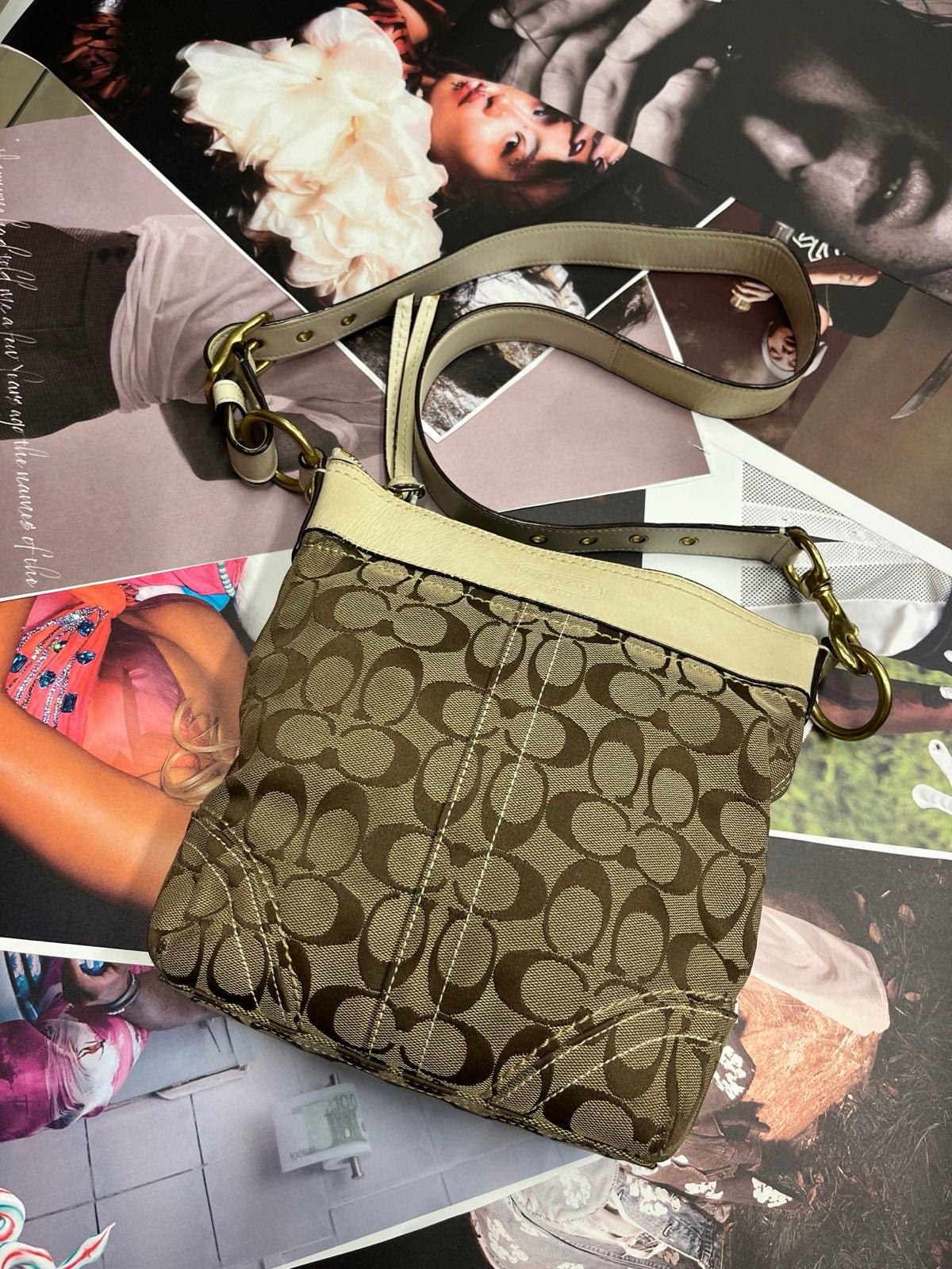 COACH kabelka béžová menší s monogramem a krémovými detaily