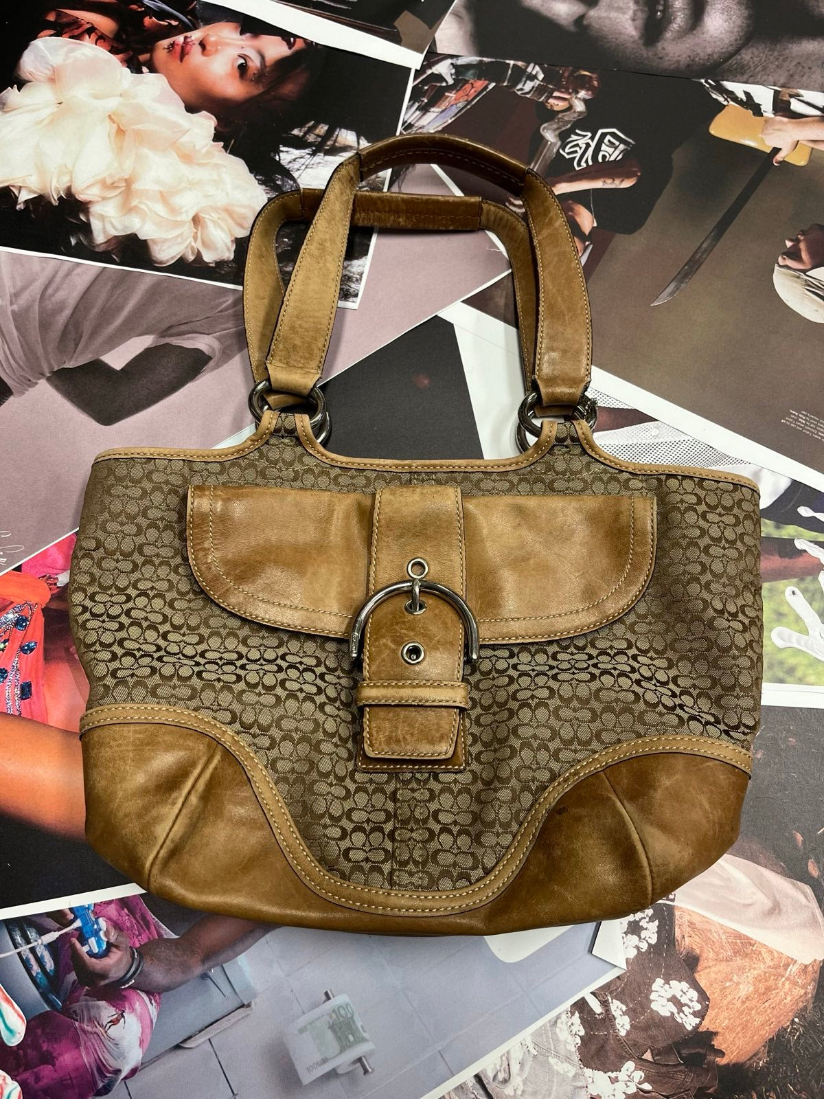 COACH kabelka béžová s monogramem a hnědými detaily, velká přezka uprostřed