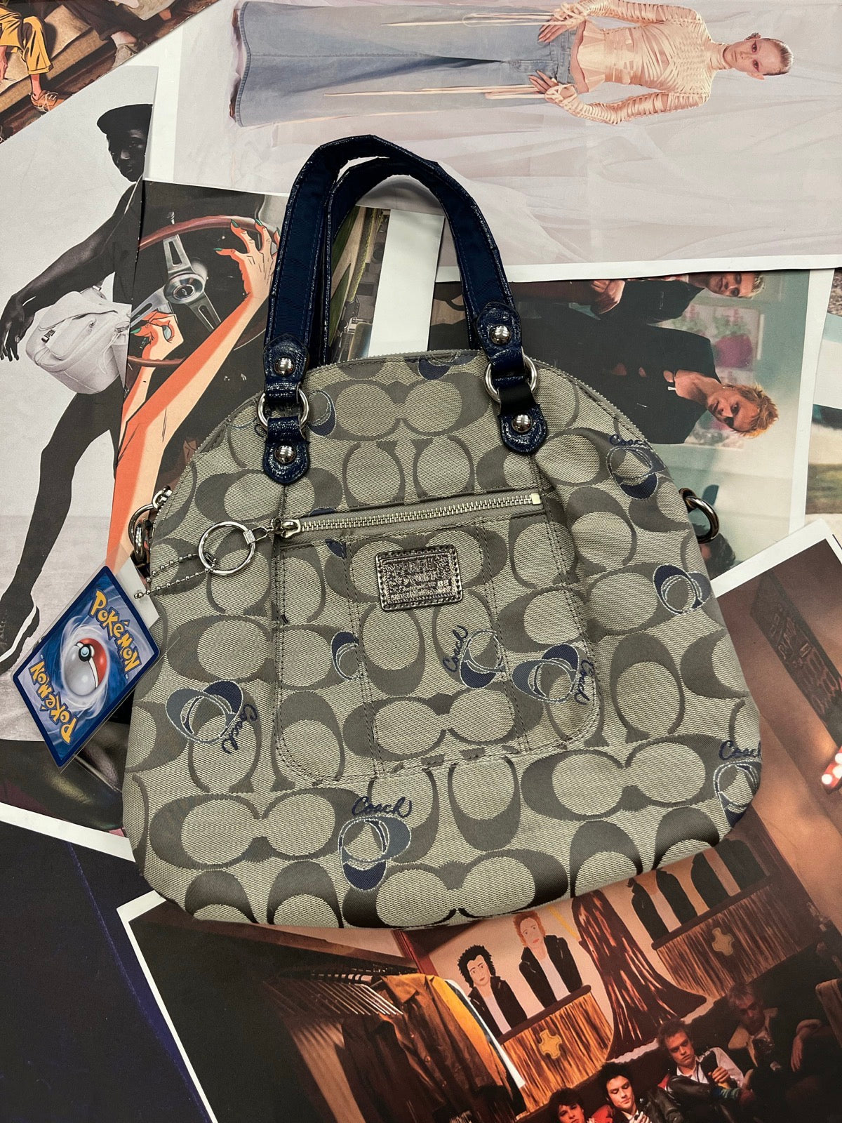 COACH Signature satchel kabelka s modrými detaily a crossbody popruhem