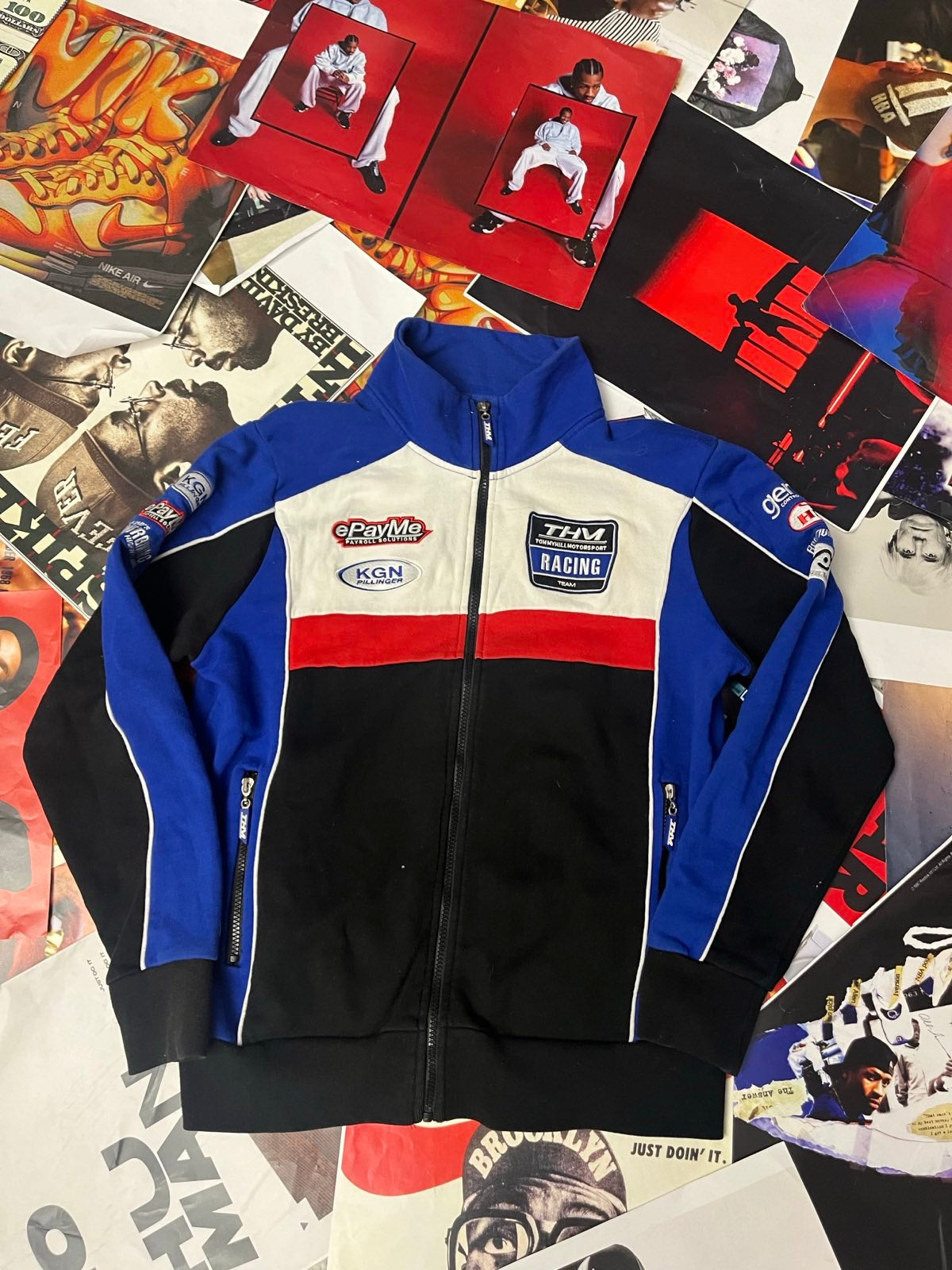 (L) THM Racing MIKINA modro–červeno–černo–bílá na zip s nášivkami a potiskem na zádech