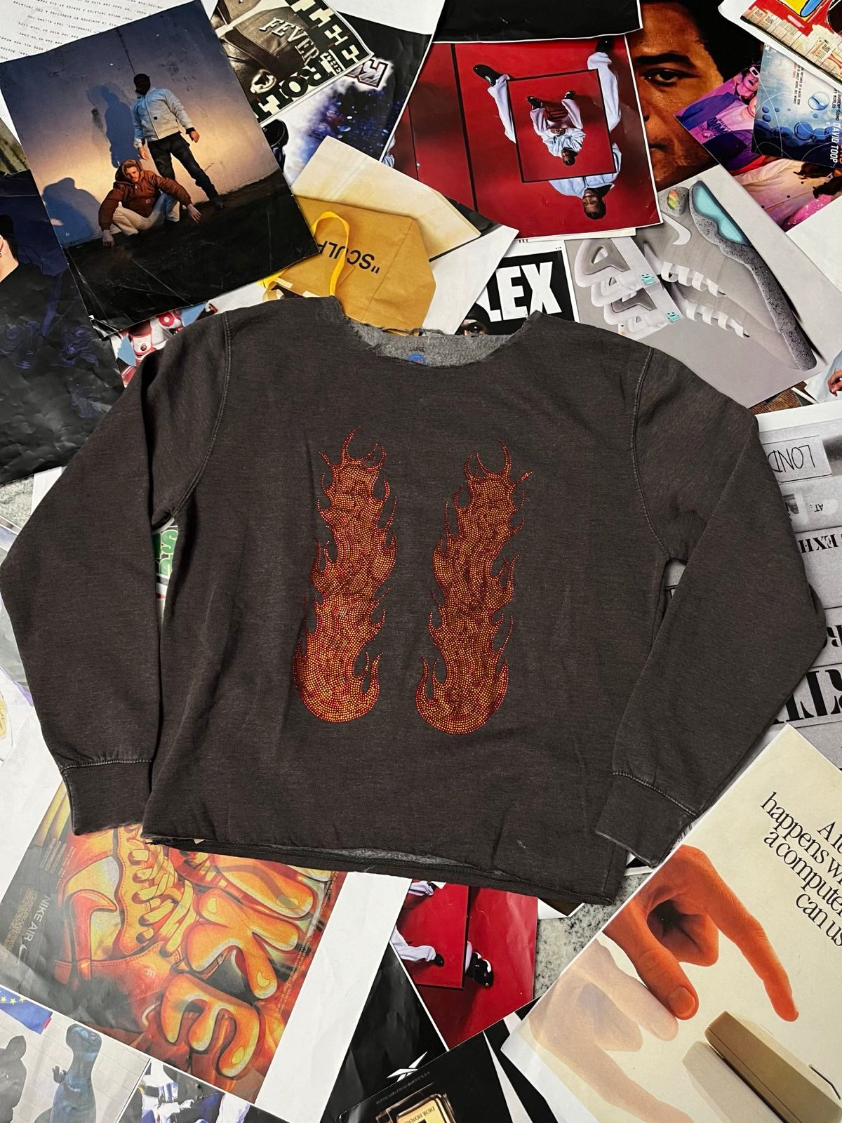 (L) 1of1 CREWNECK stonewashed distressed šedý rhinestones plameny