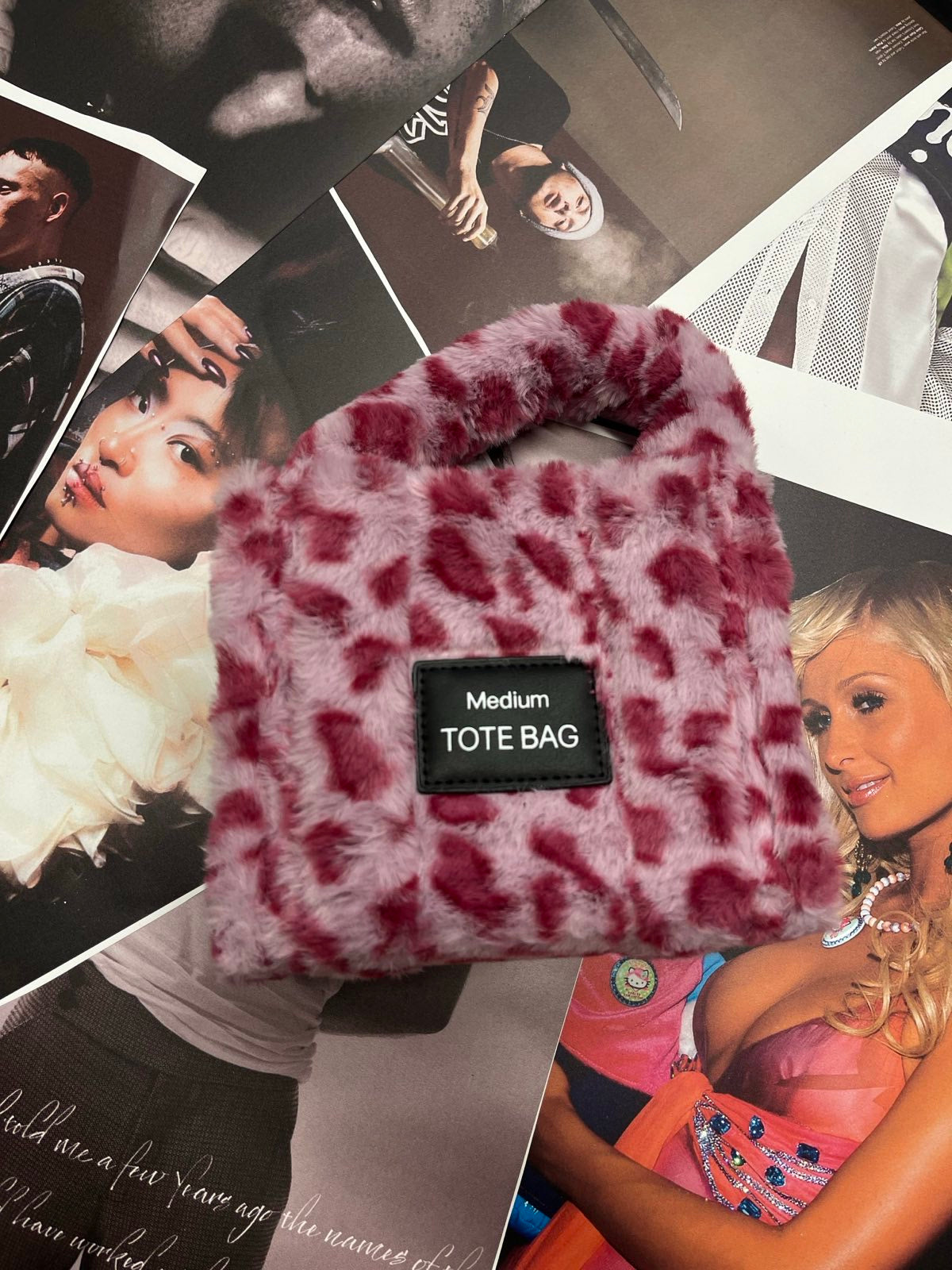 SZZ and Studio kabelka růžová chlupatá s gepardím printem a řetízkem