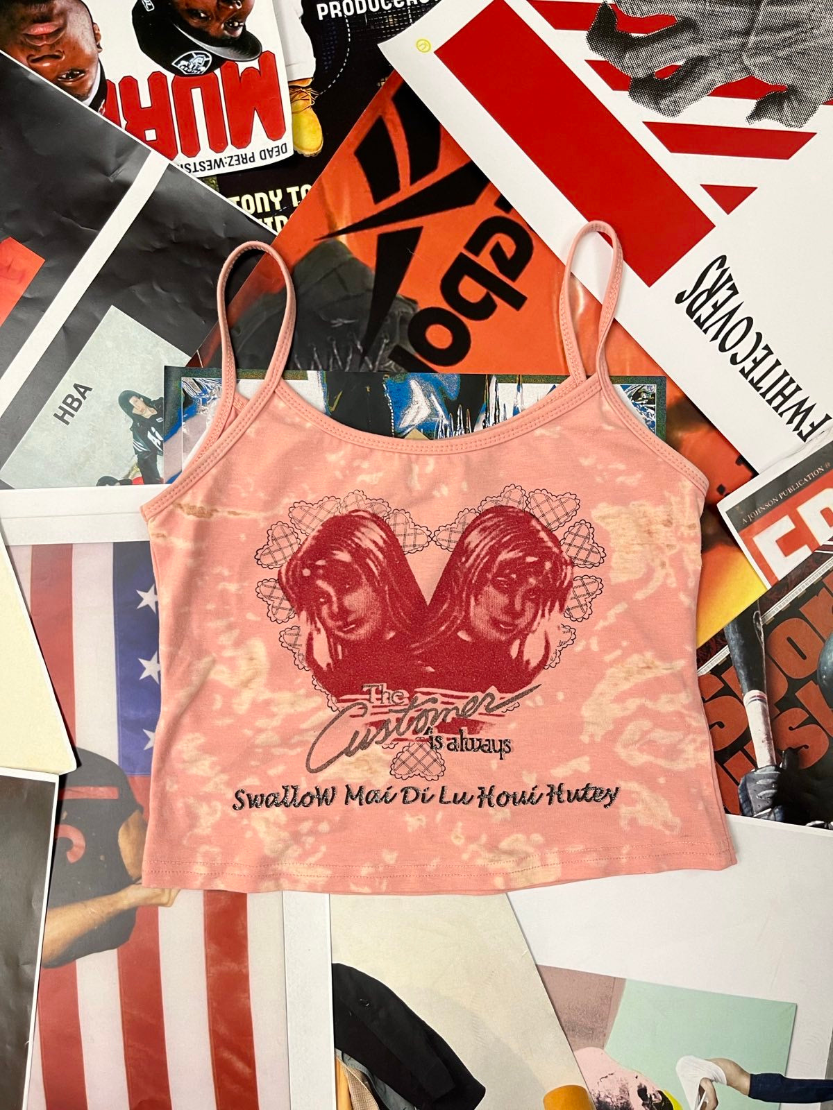 (S) Yaxi CROP TOP dámský růžový s potiskem dvou holek a černým nápisem