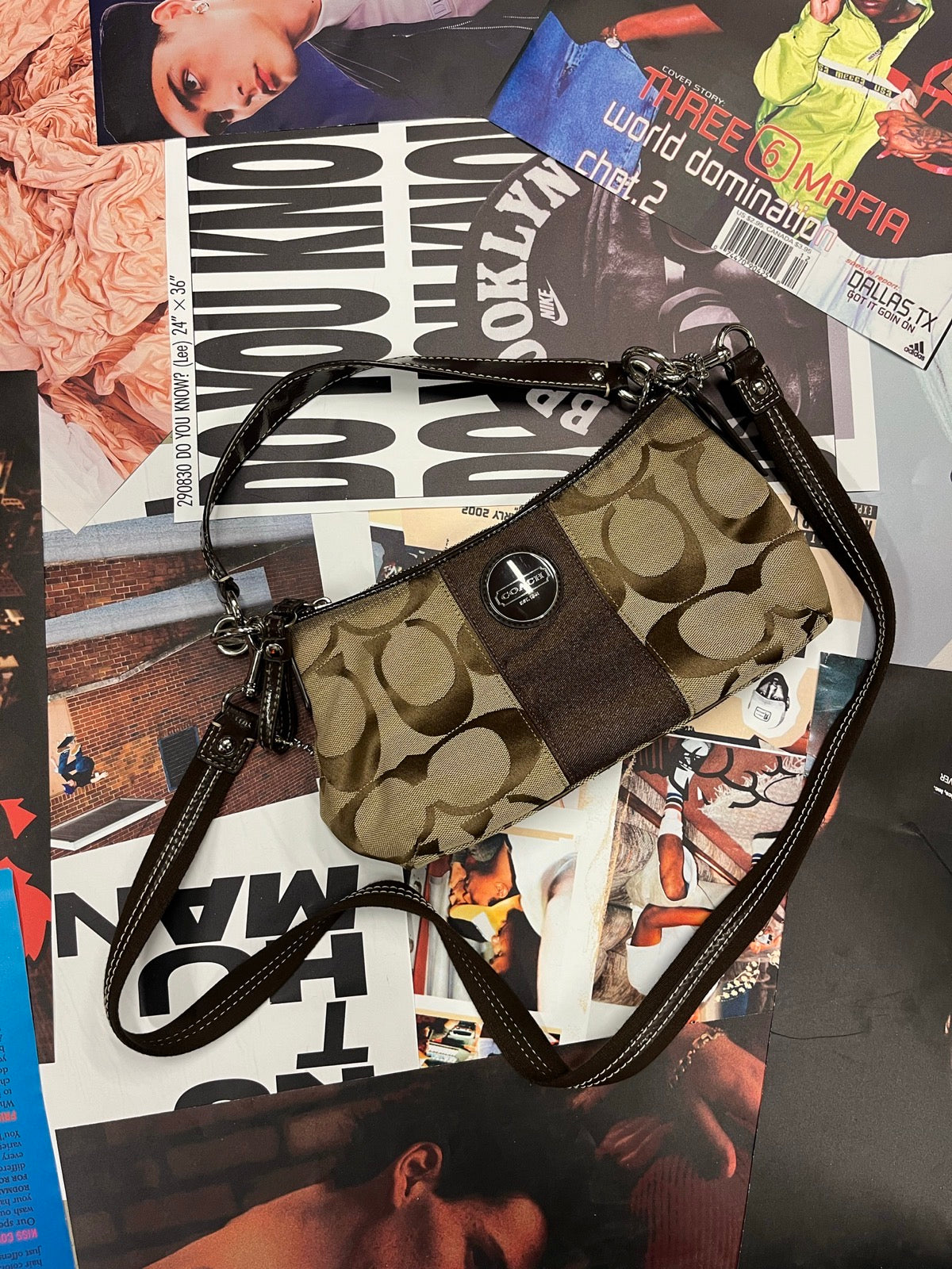 Coach kabelka Demi Crossbody Signature Stripe hnědá s monogramem značky s hnědým pruhem