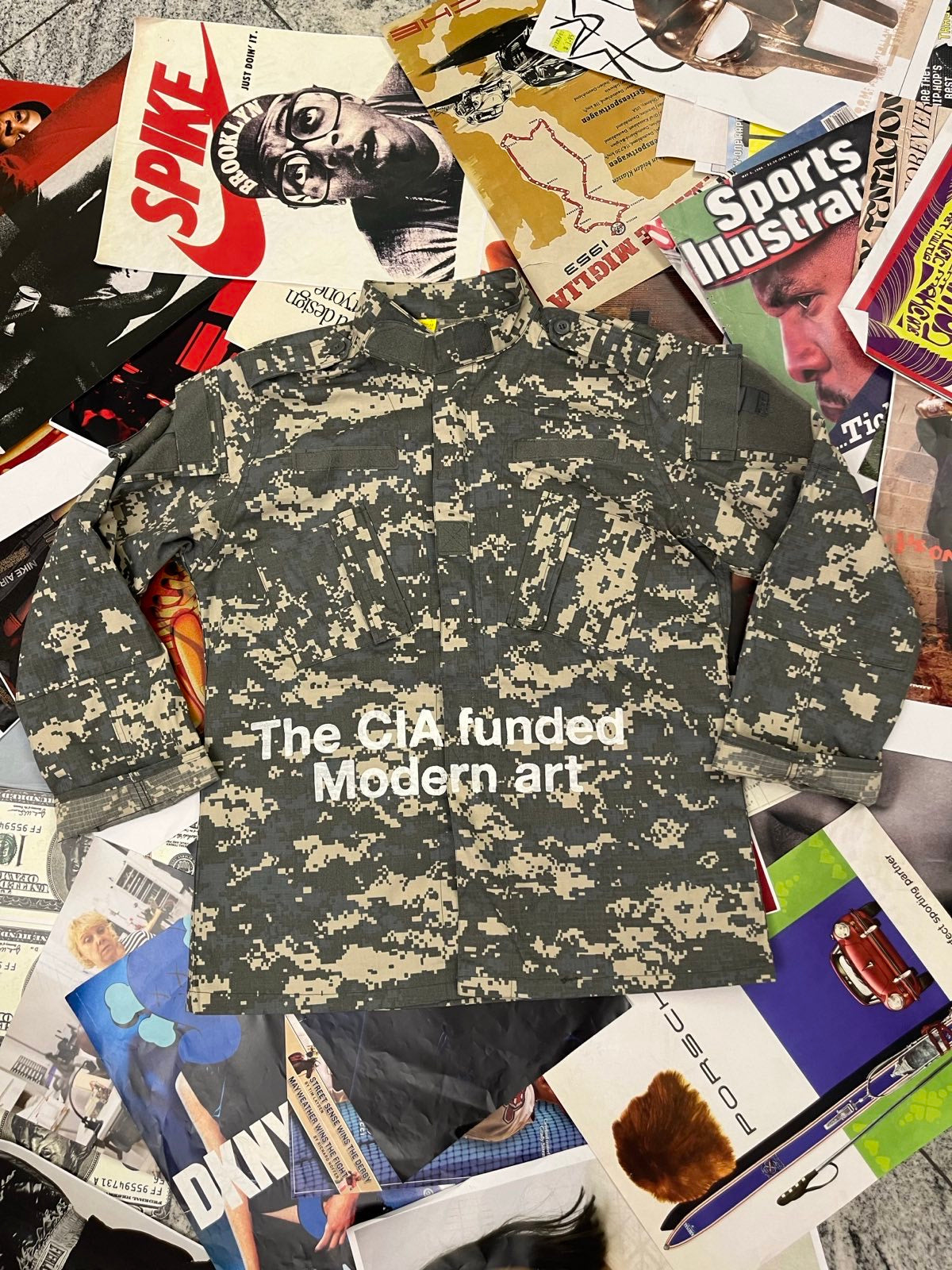 Digcamo BUNDA camo barva The CIA funded Modern Art, na zádech bílý potisk XL