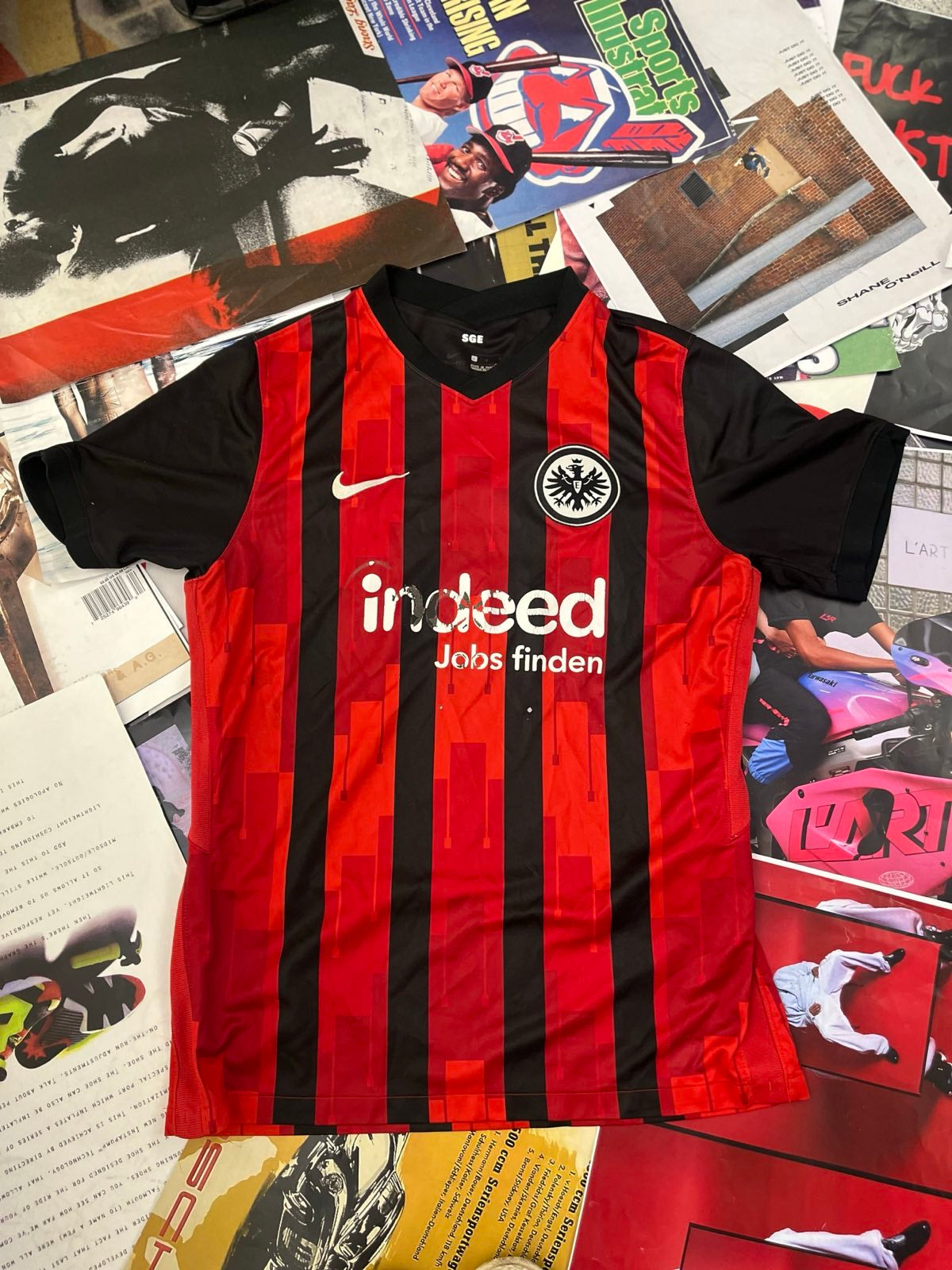(L) Dres Nike černo–červený pruhovaný Frankfurt Indeed