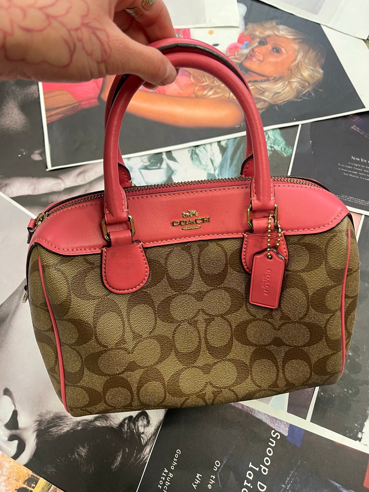 Coach mini bowling kabelka signature canvas s korálově koženými detaily