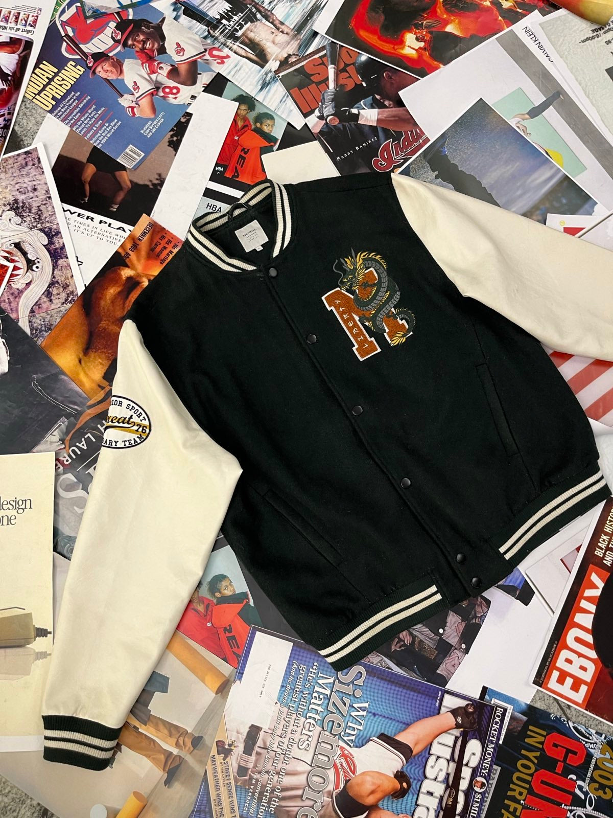 (XL) McNeal Varsity Jacket zeleno bílá s tygrem na zádech