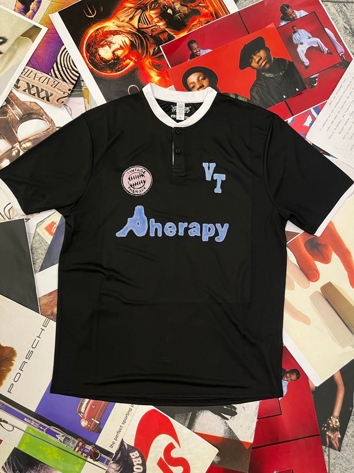 1of1 DRES fotbalový černý vpředu loga VT - modré therapy logo, menší Vt modré a růžové, zezadu nápis Looking 4 Therapy