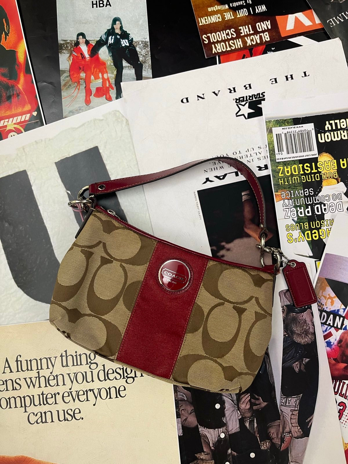 COACH kabelka hnědá s monogramem, červeným pruhem a koženými prvky (demi crossbody)