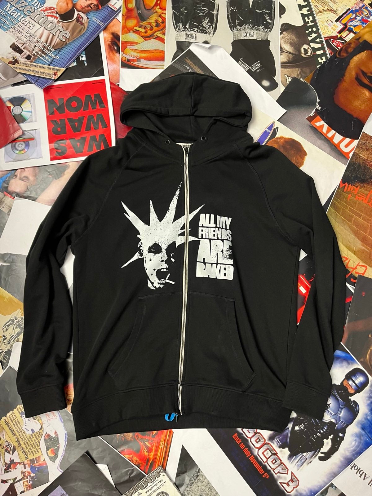 (2XL) 1of1 Skedda mikina na zip černá, na přední straně potisk ALL MY FRIENDS ARE BAKED